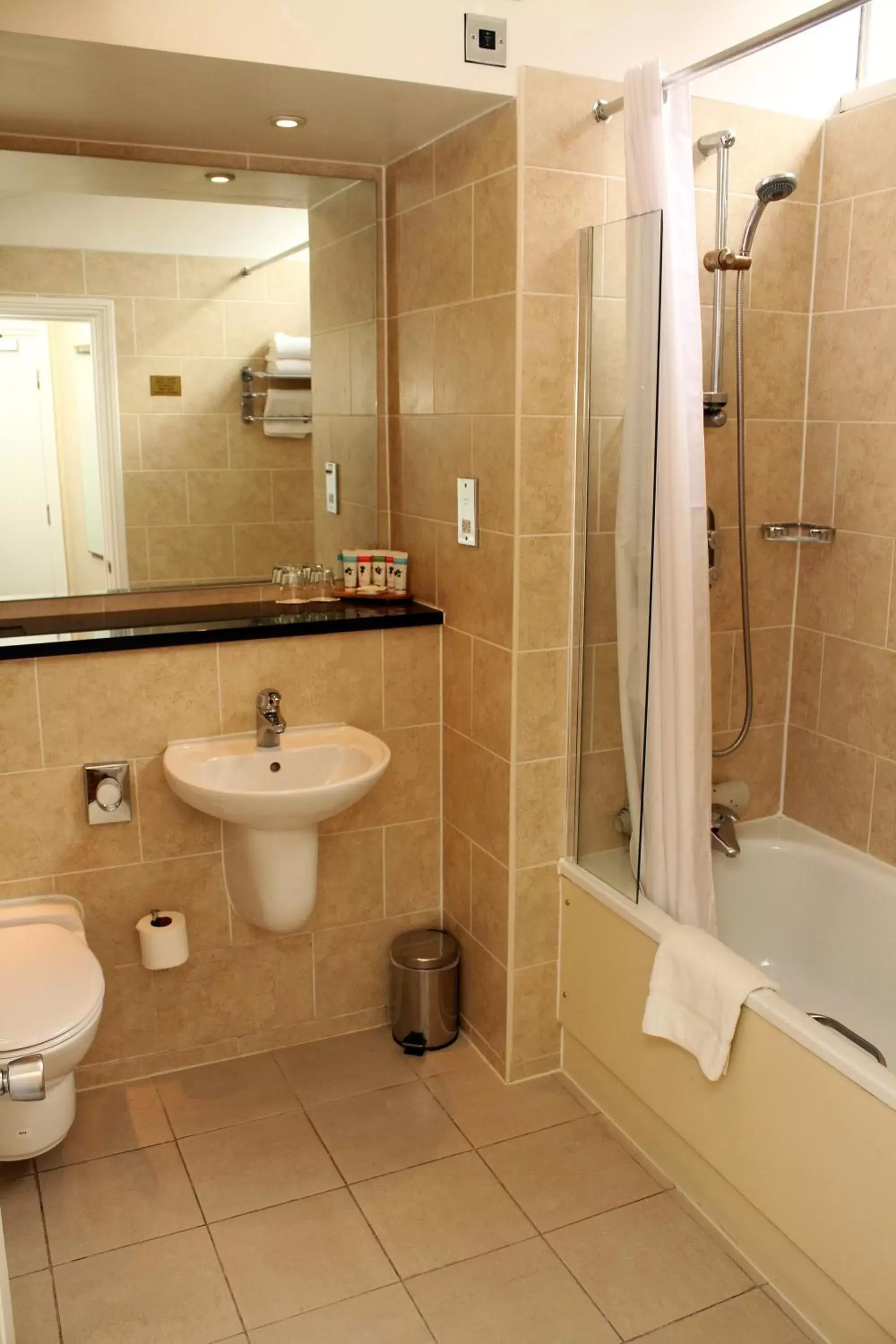 Standard Twin Room in The Legacy Rose & Crown Hotel Standard Twin Room in The Legacy Rose & Crown Hotel