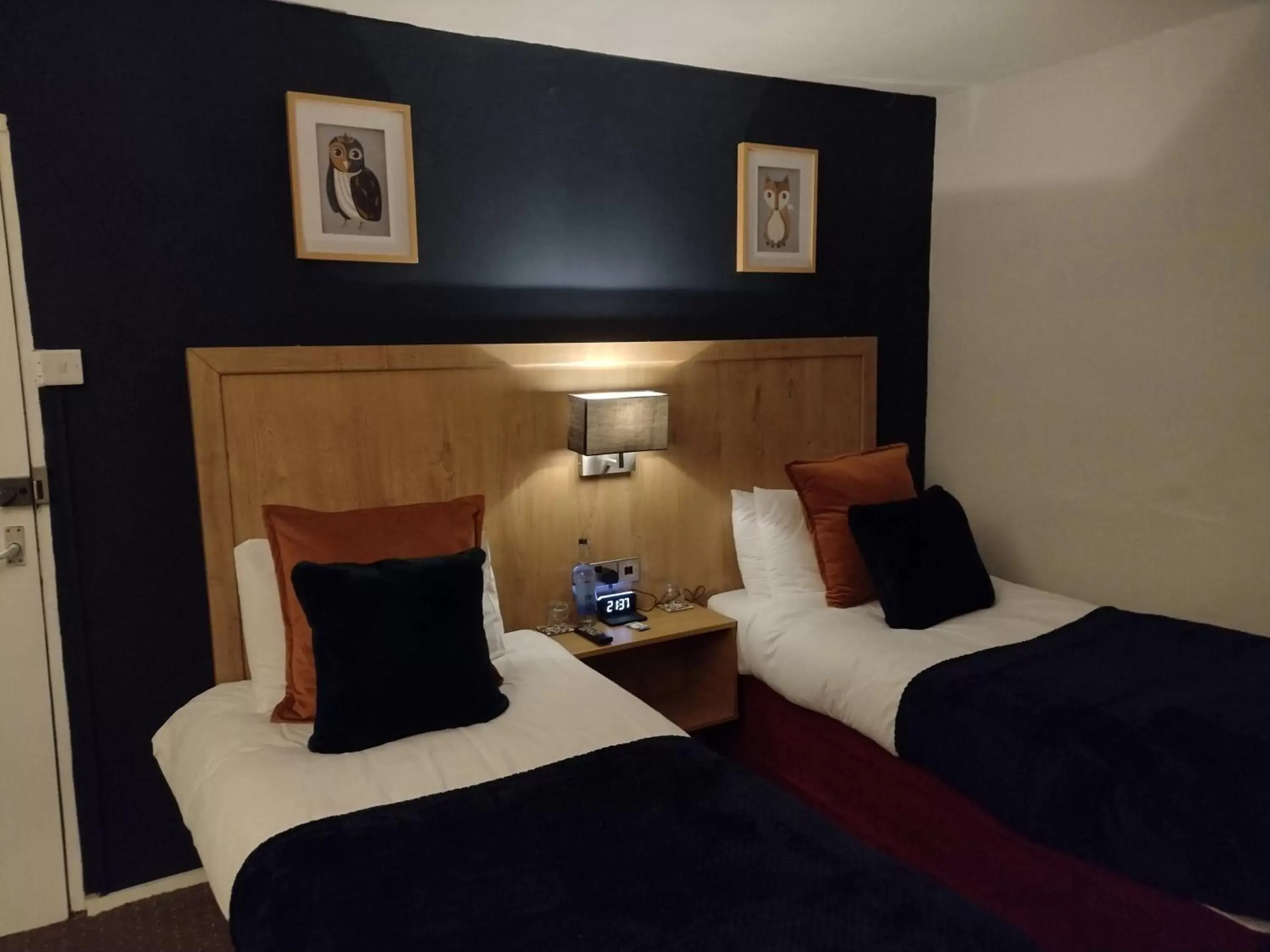 Standard Twin Room with Shared Bathroom in The Crown Inn Keynsham Standard Twin Room with Shared Bathroom in The Crown Inn Keynsham