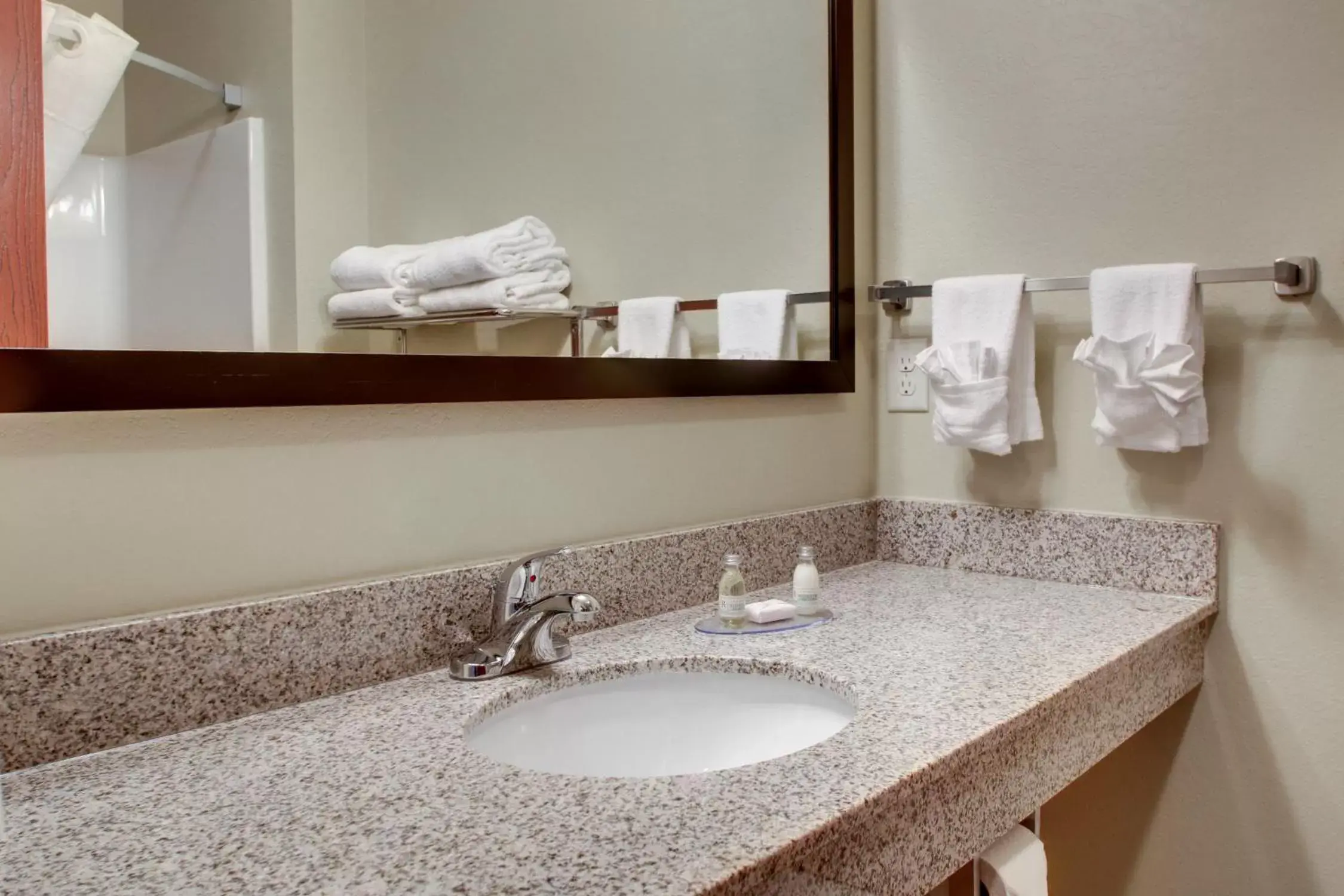 Spa and wellness centre/facilities, Bathroom in Cobblestone Hotel & Suites - Charlestown