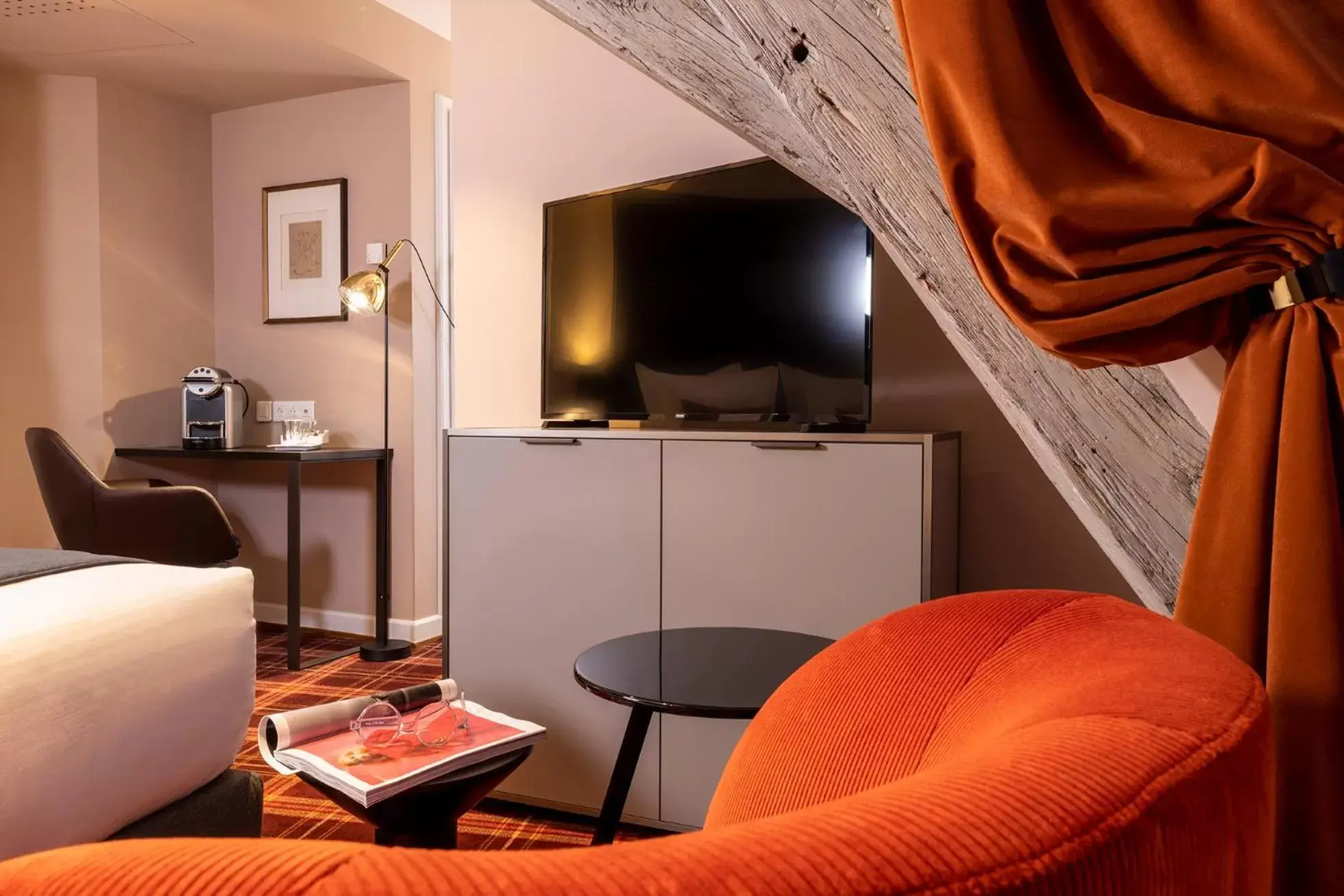 TV and multimedia, TV/Entertainment Center in Hotel Le Colombier