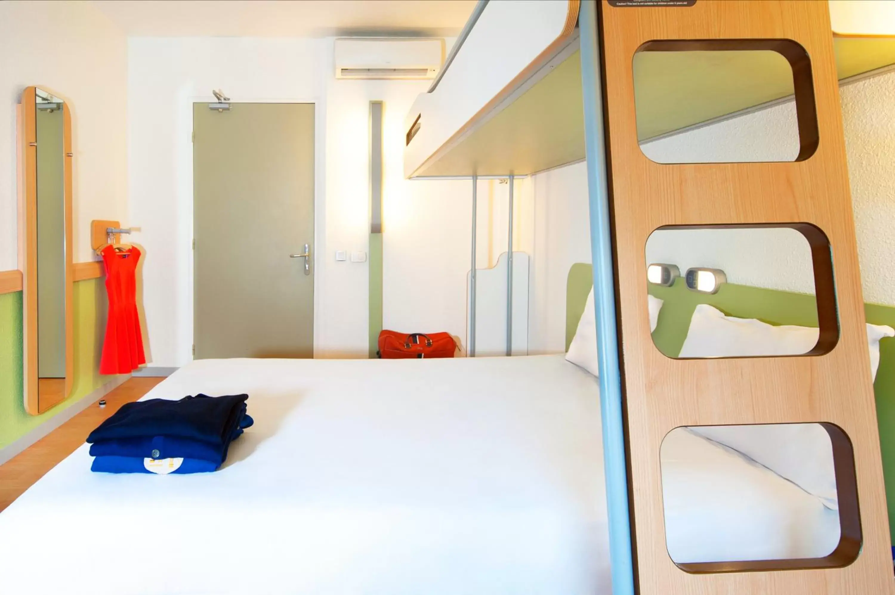 Bedroom, Bed in ibis budget Nantes St Herblain