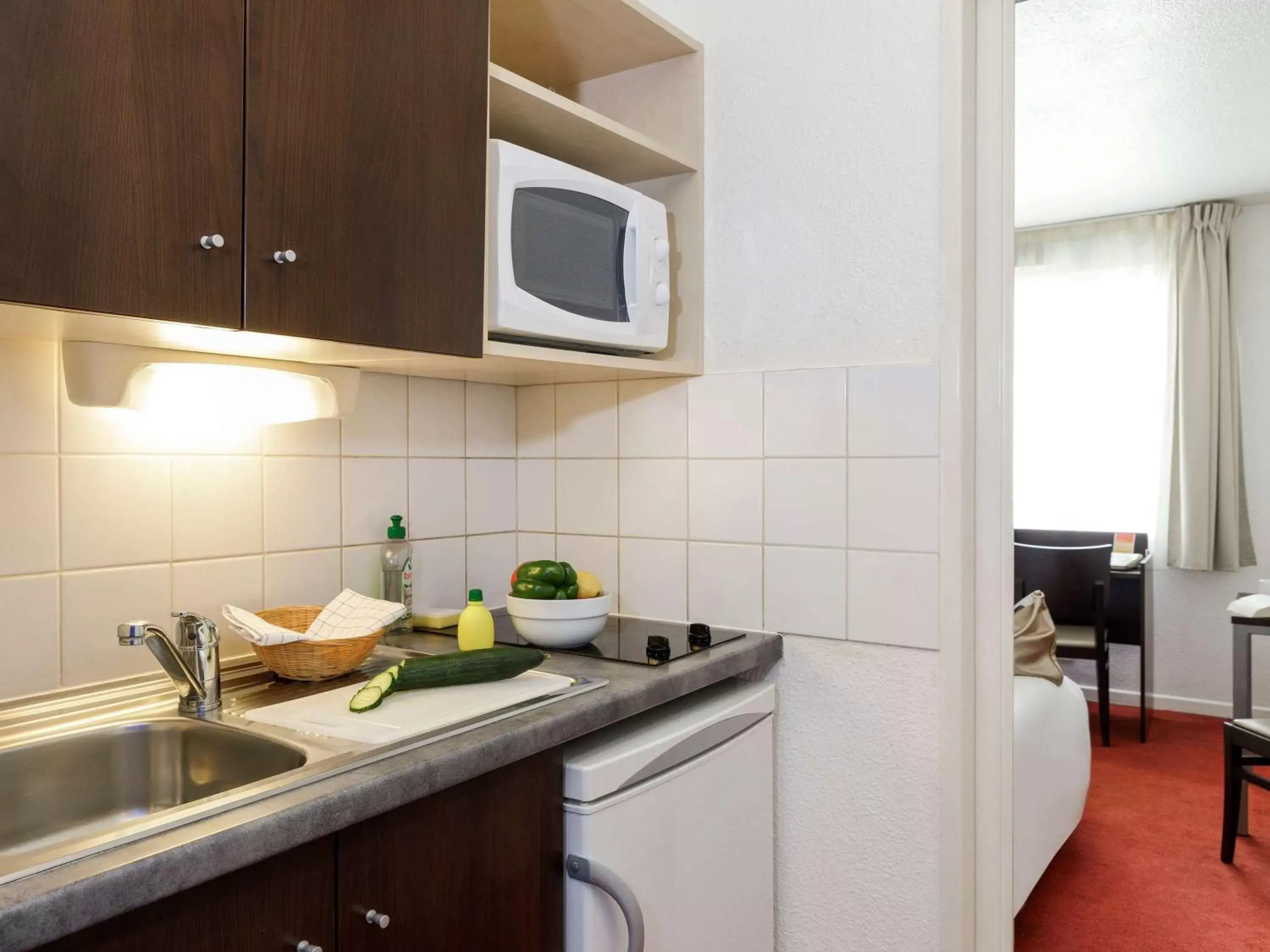 Photo of the whole room, Kitchen/Kitchenette in Aparthotel Adagio Access Lille Vauban