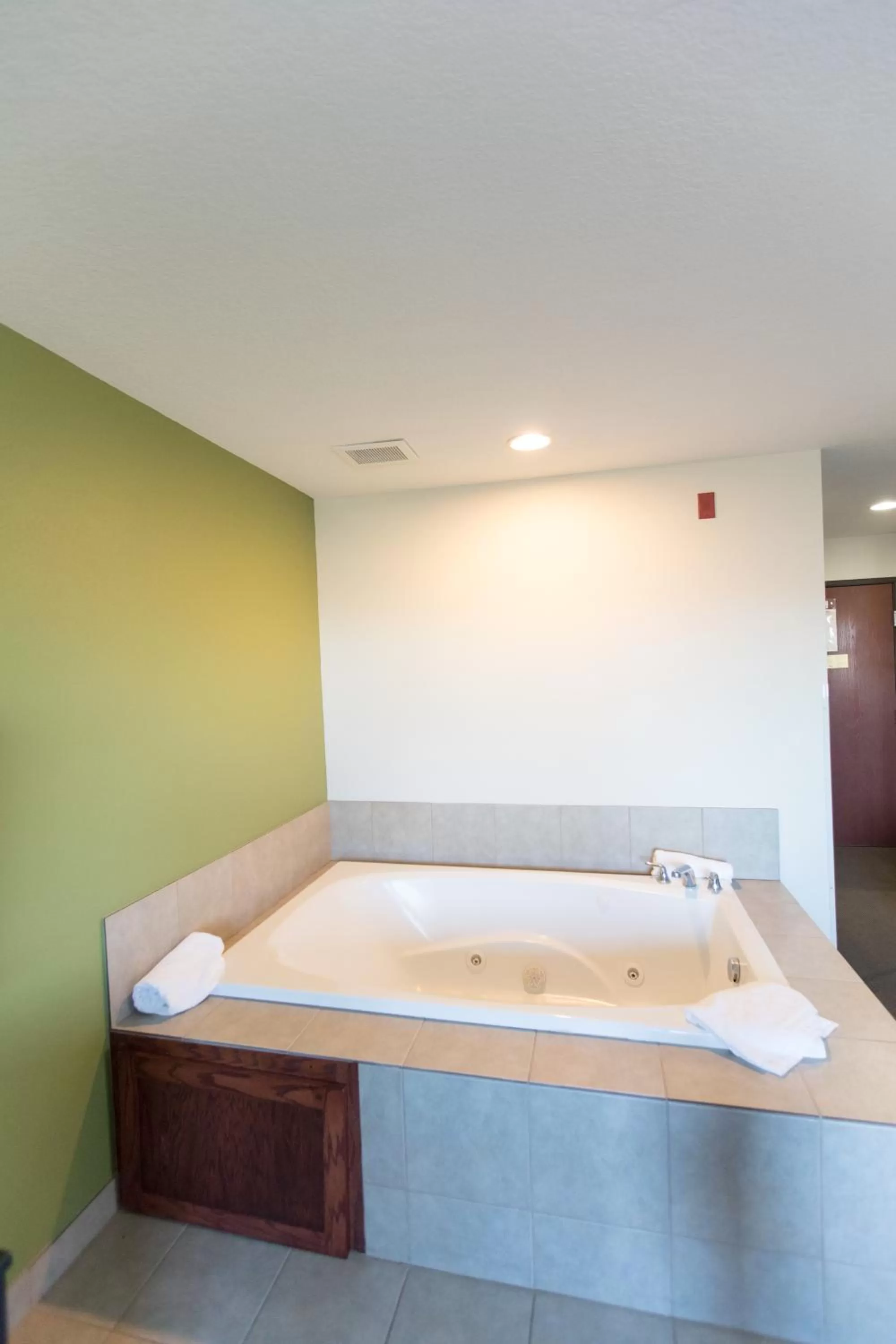 Hot Tub in Sleep Inn & Suites Pleasant Hill - Des Moines