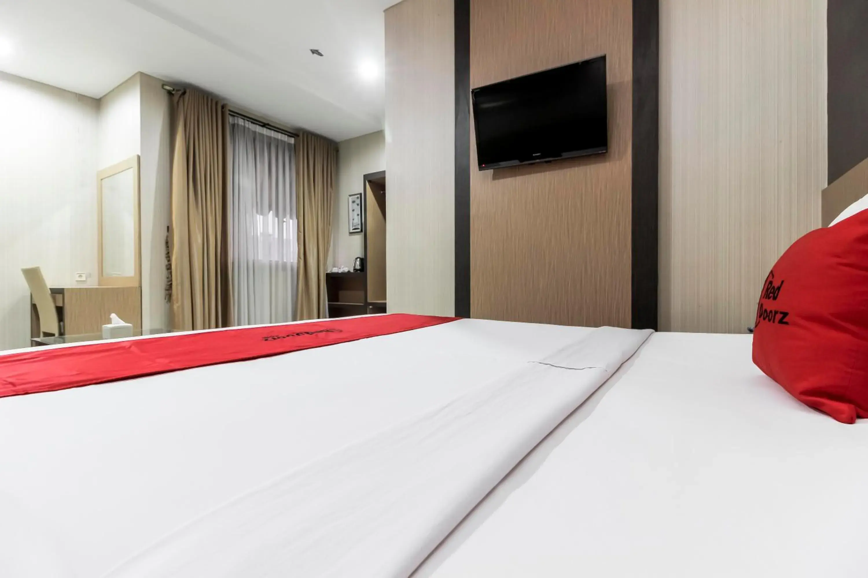 Bedroom, Bed in RedDoorz Plus @ Tuparev Cirebon