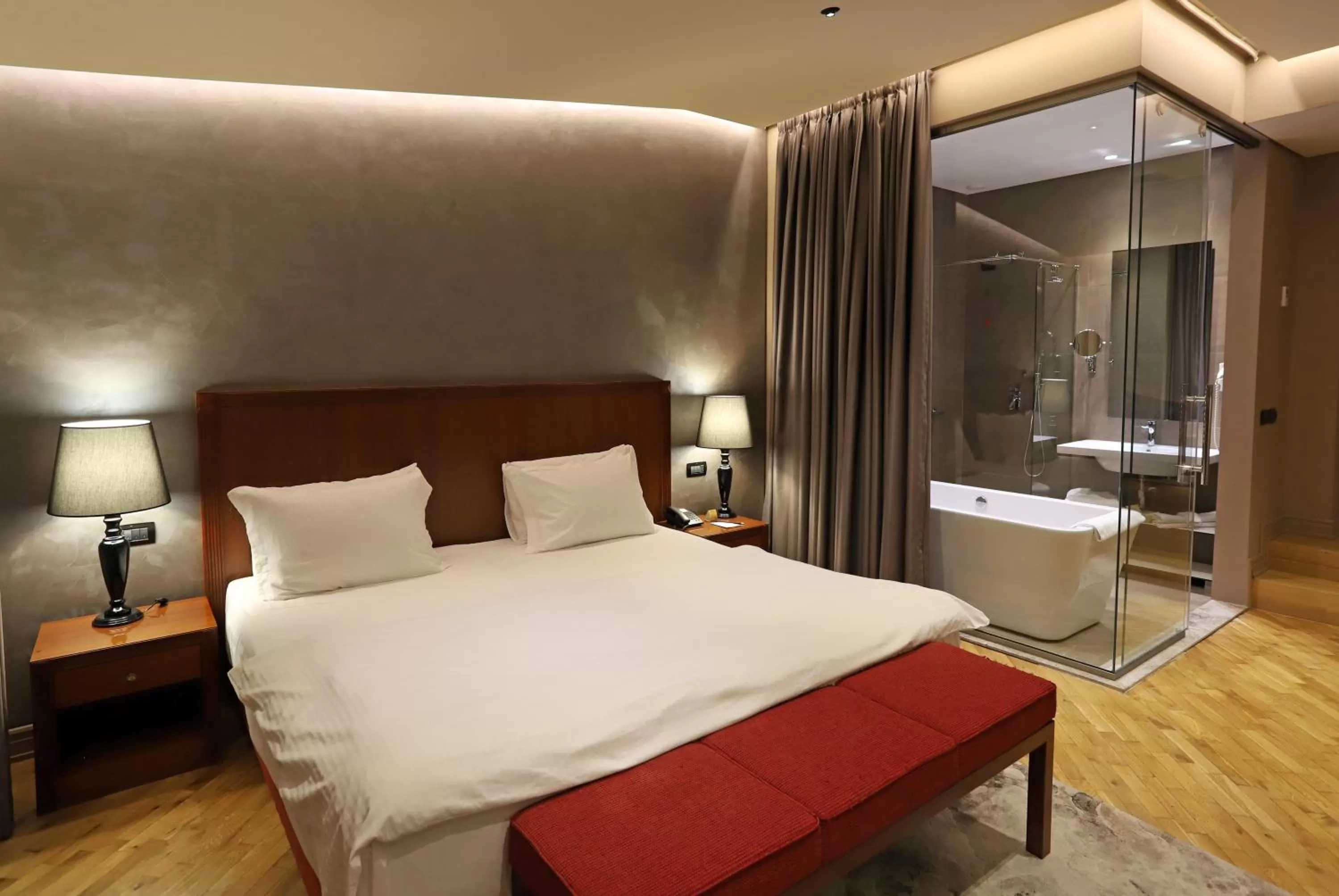 Bedroom, Bed in Mondial Hotel