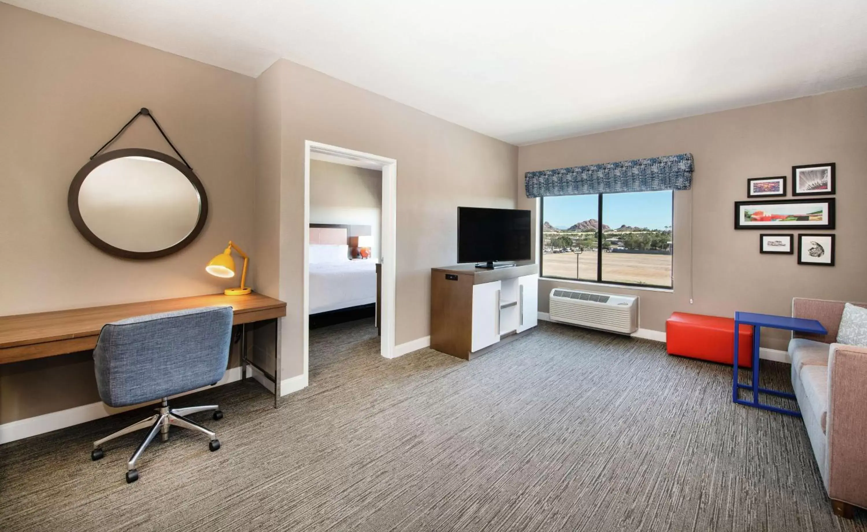 Bedroom, TV/Entertainment Center in Hampton Inn Phoenix Airport North