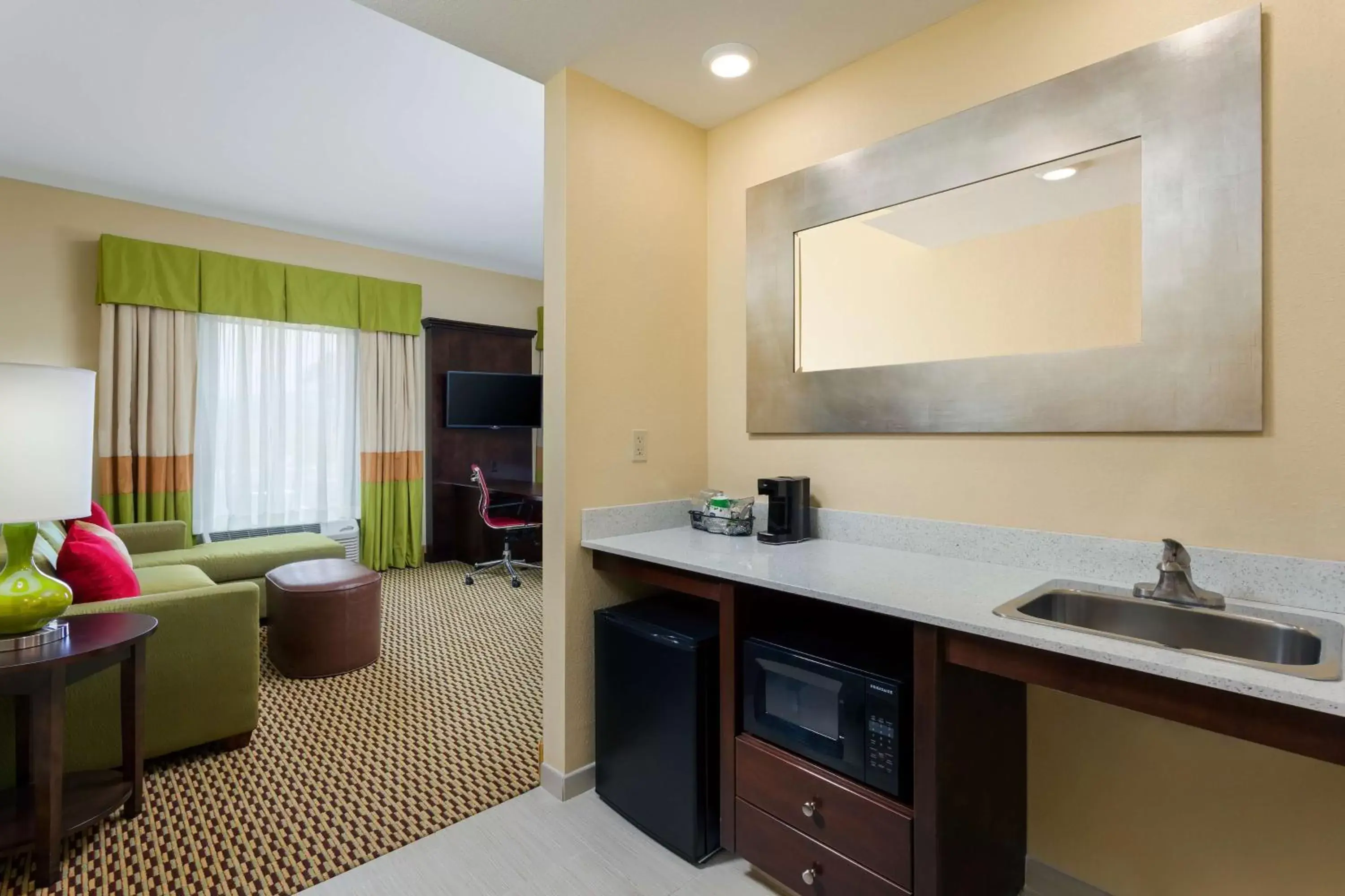 Bed, Kitchen/Kitchenette in Hampton Inn & Suites Williamsport - Faxon Exit