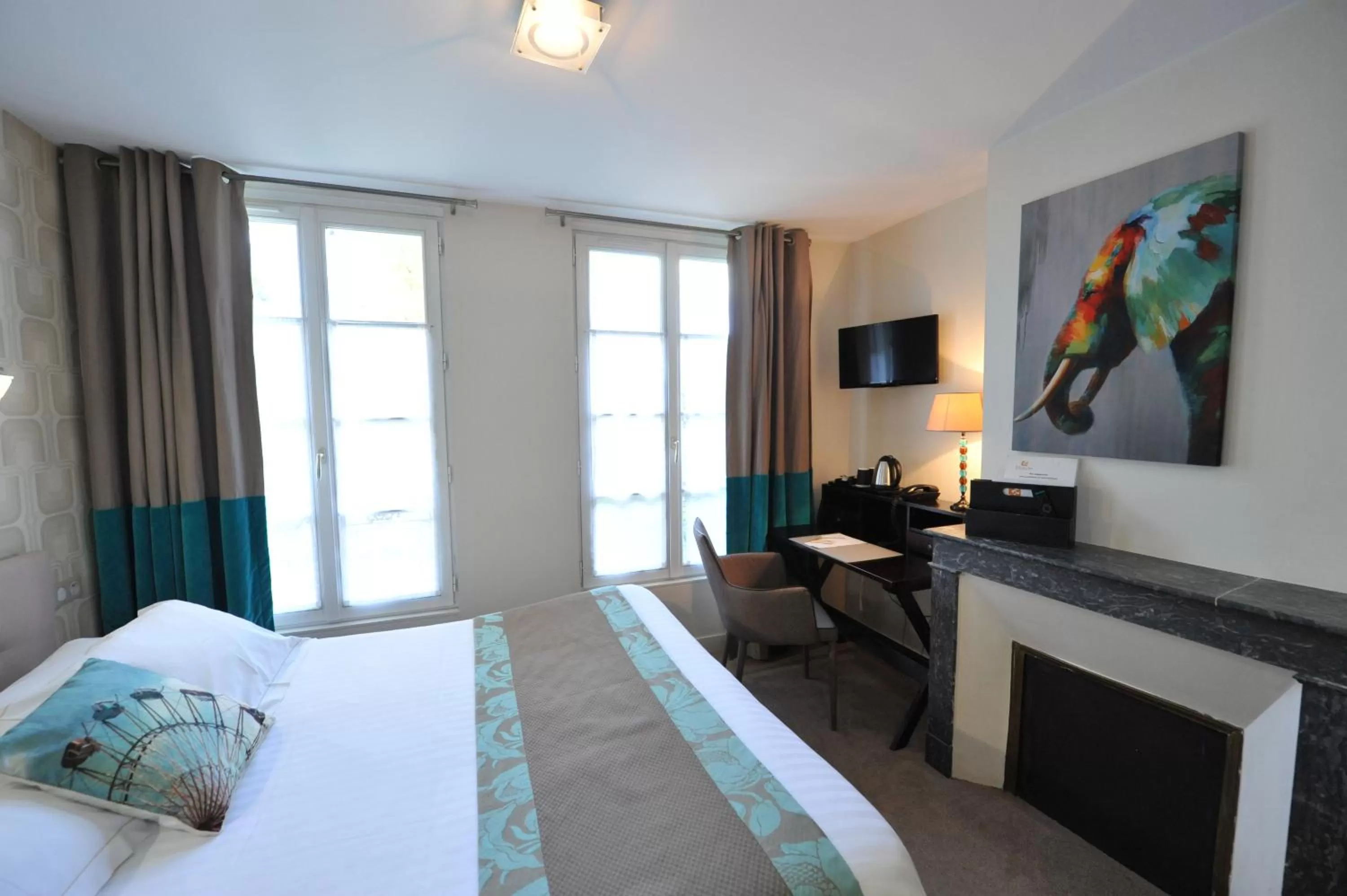 Bed in The Originals Boutique, Hôtel Victoria, Fontainebleau