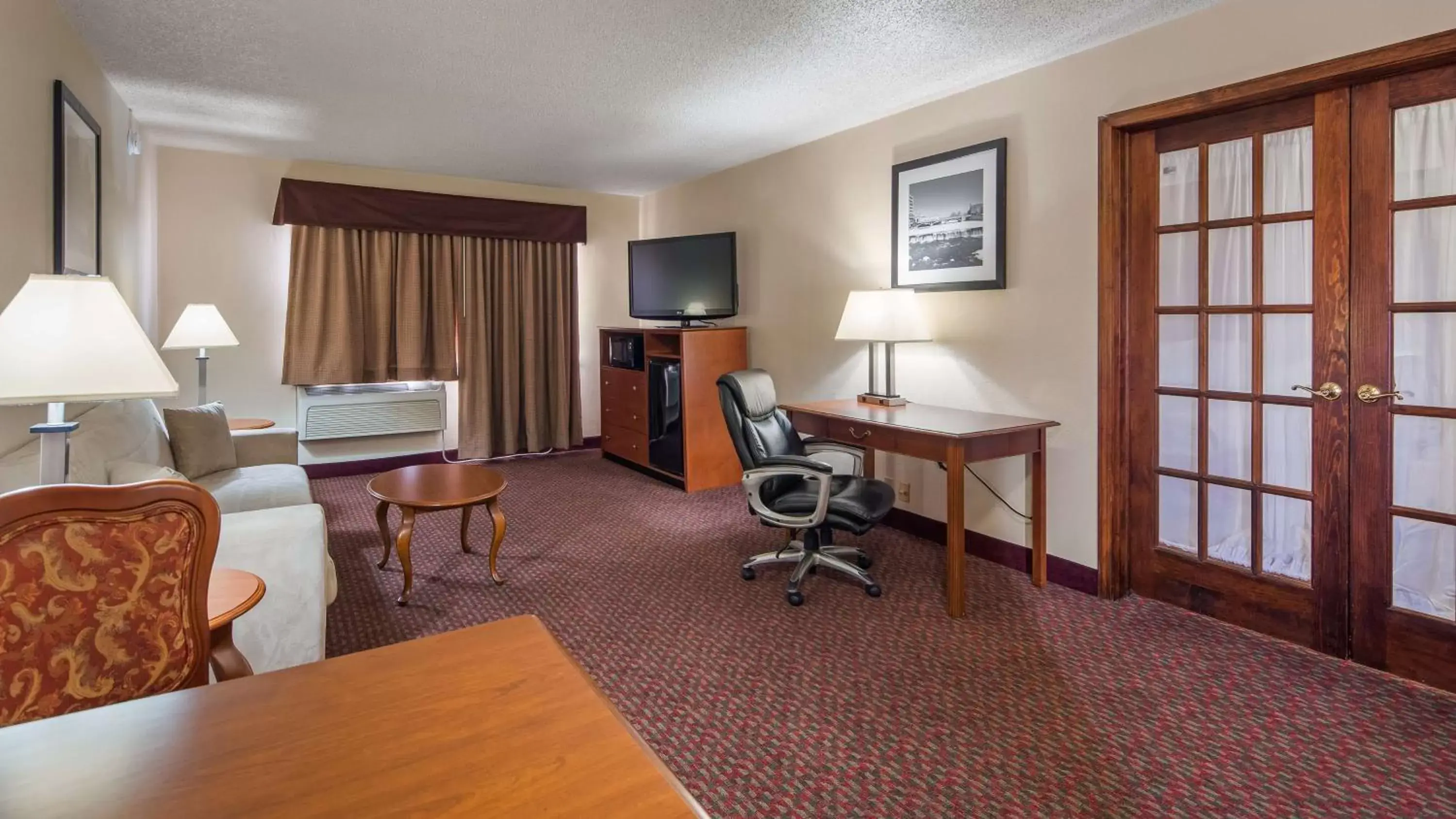 Photo of the whole room, TV/Entertainment Center in Best Western Inn of St. Charles