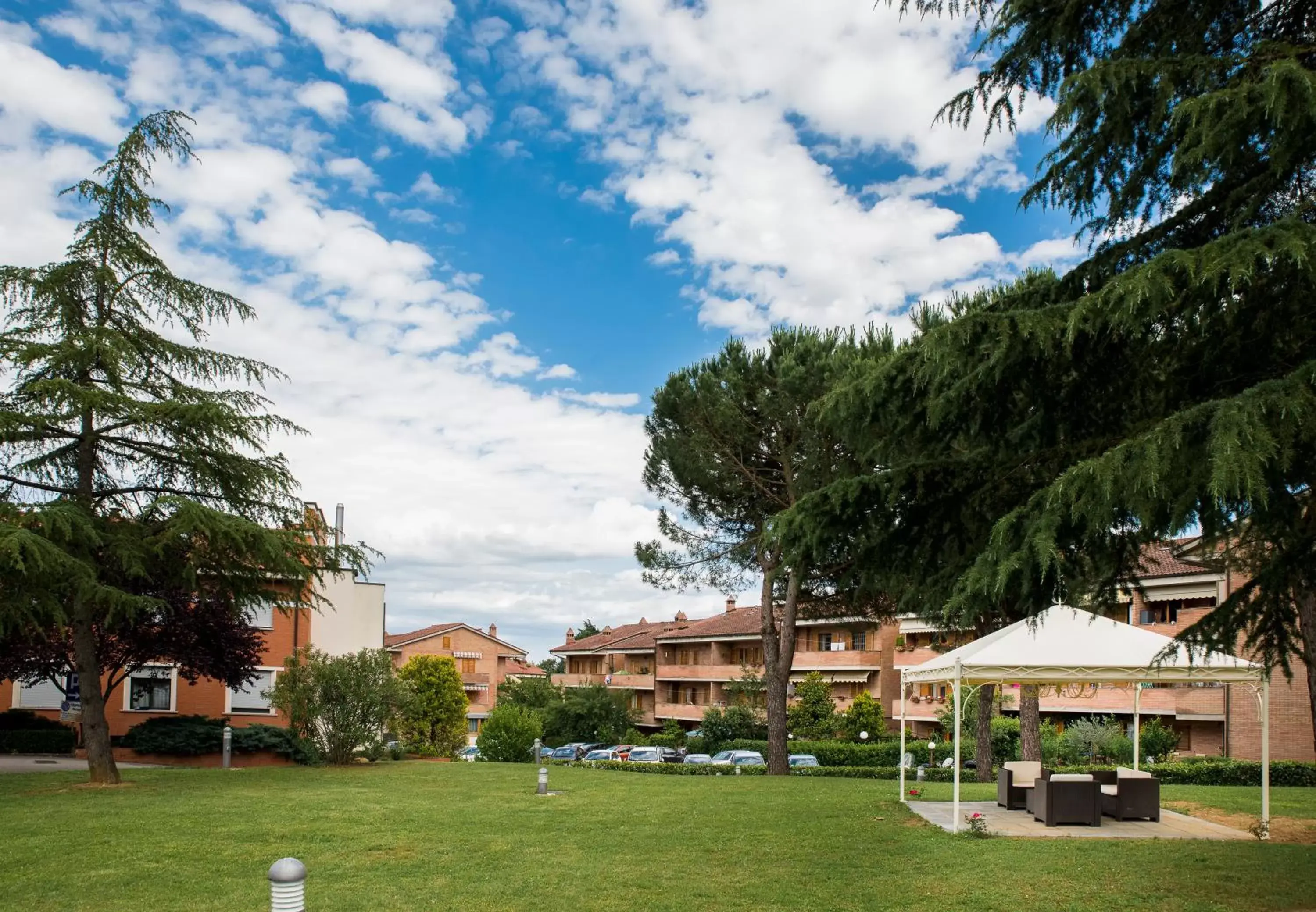 Facade/entrance, Garden in Hotel Executive