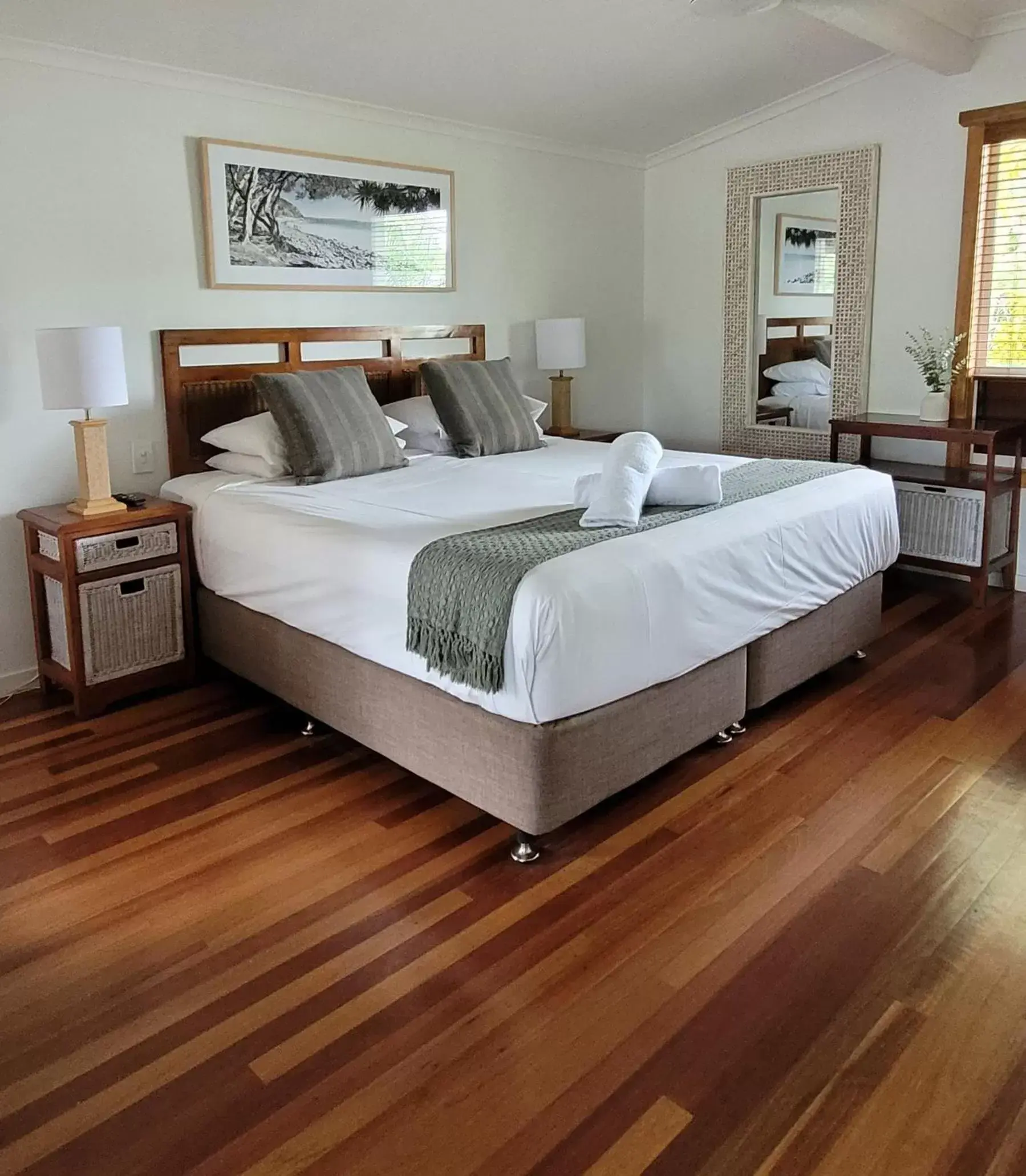 Property building, Bed in South Pacific Resort & Spa Noosa