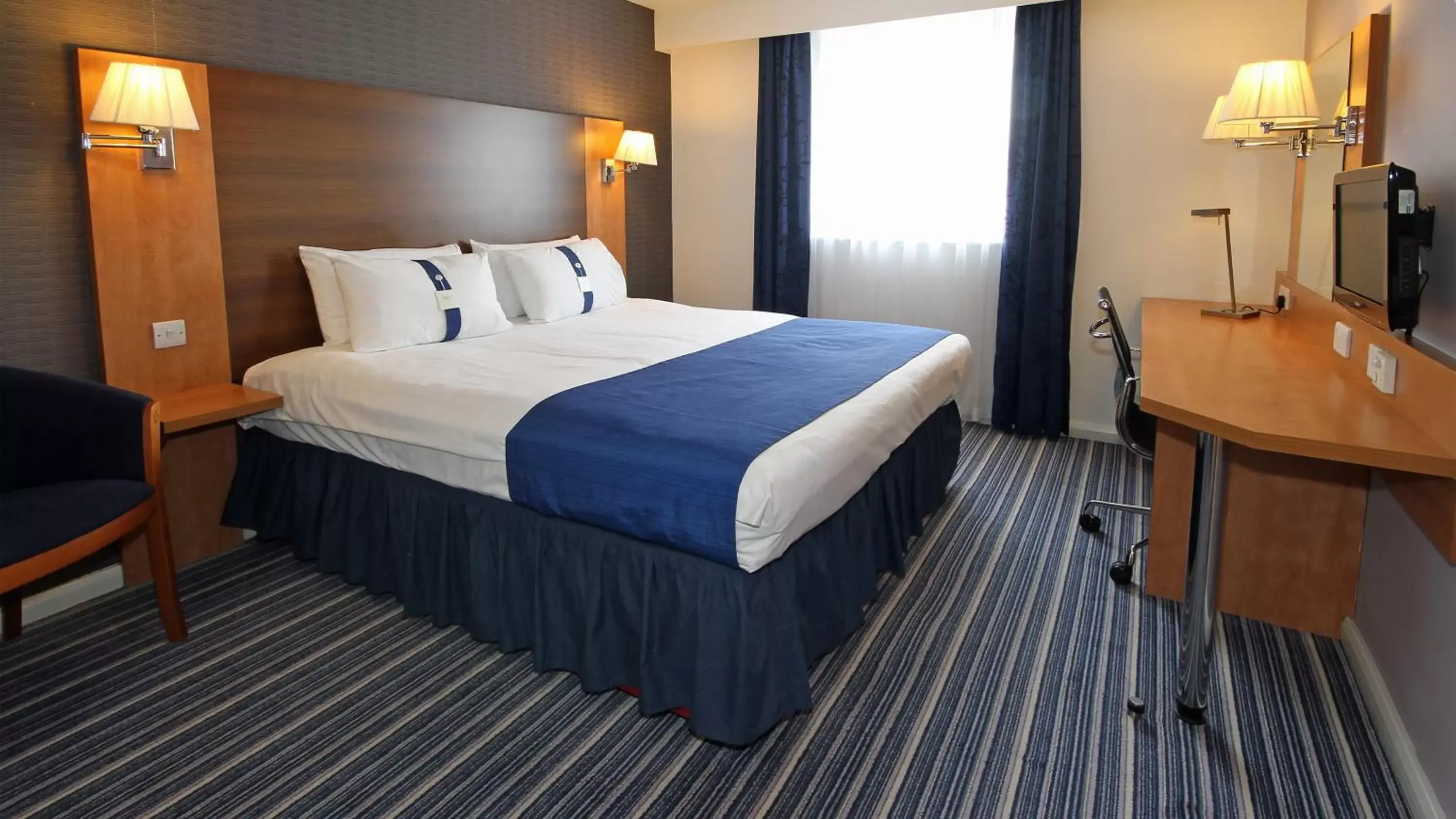 Photo of the whole room, Bed in Holiday Inn Express Nuneaton, an IHG Hotel