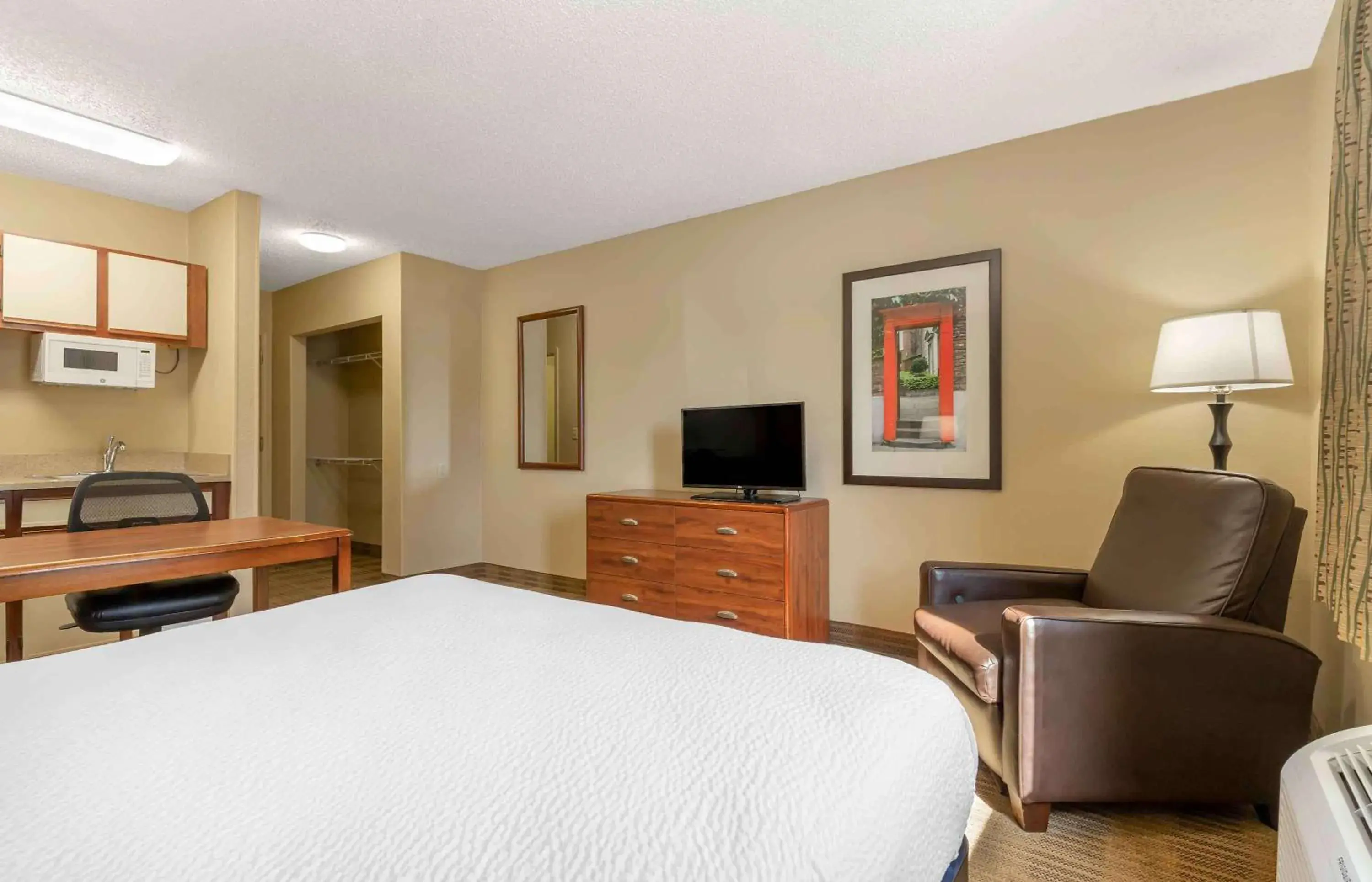 Bedroom in Extended Stay America Suites - Tulsa - Midtown