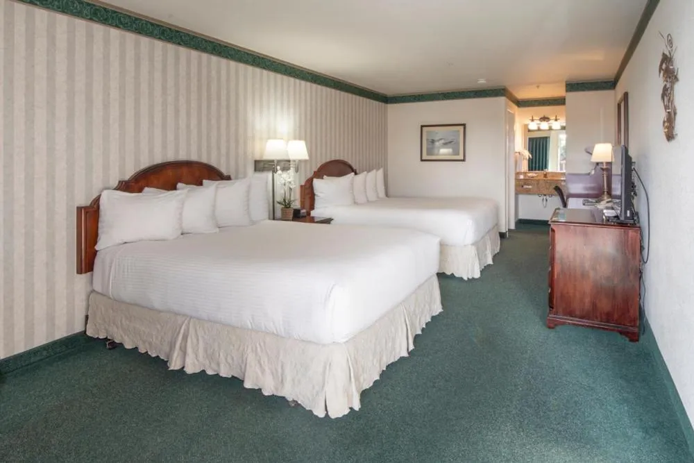 Bed in Emerald Dolphin Inn & Mini Golf