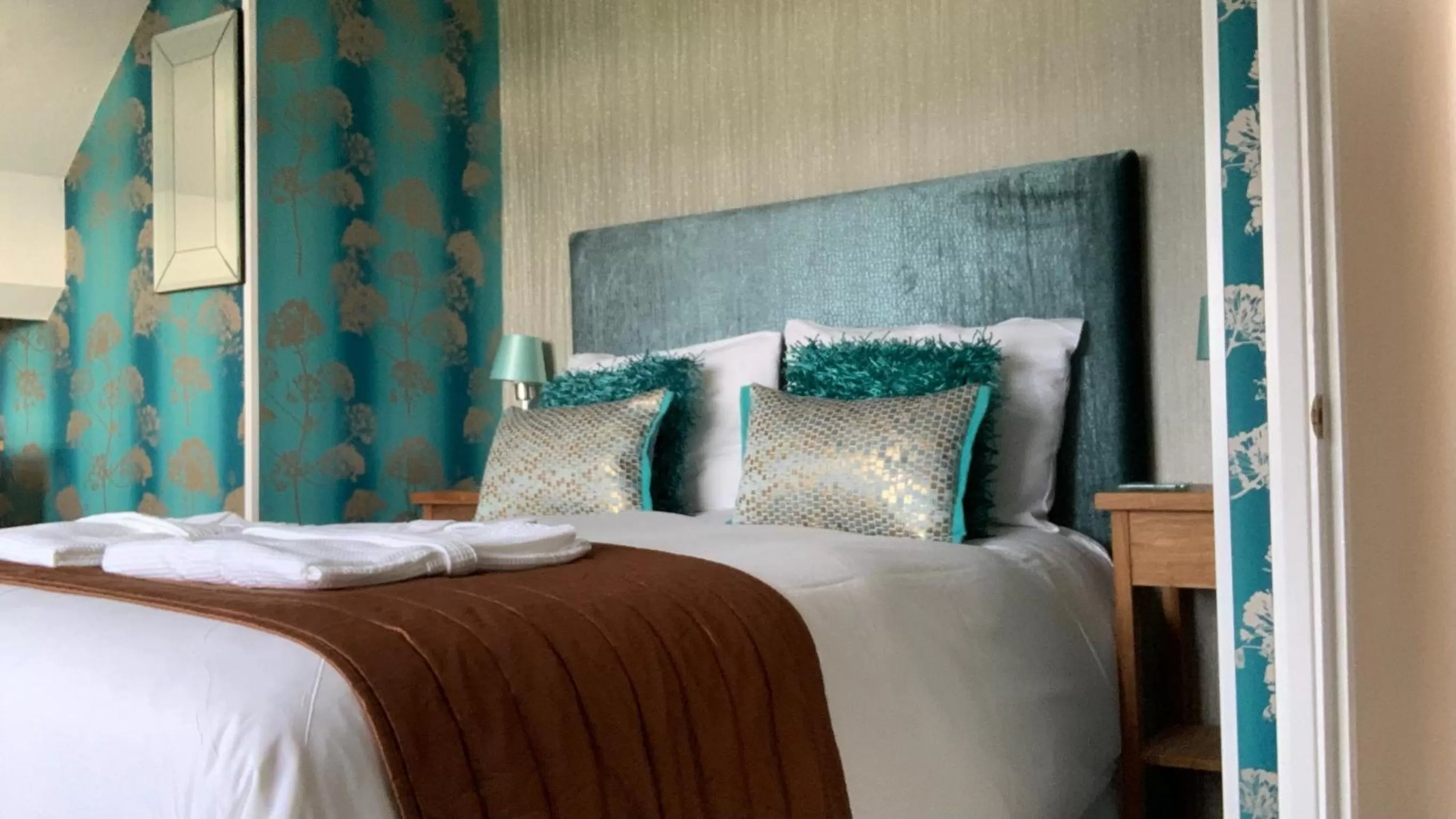 Bed in Ramsey House - Luxury Licensed B&B - Parking and Guest Lounge