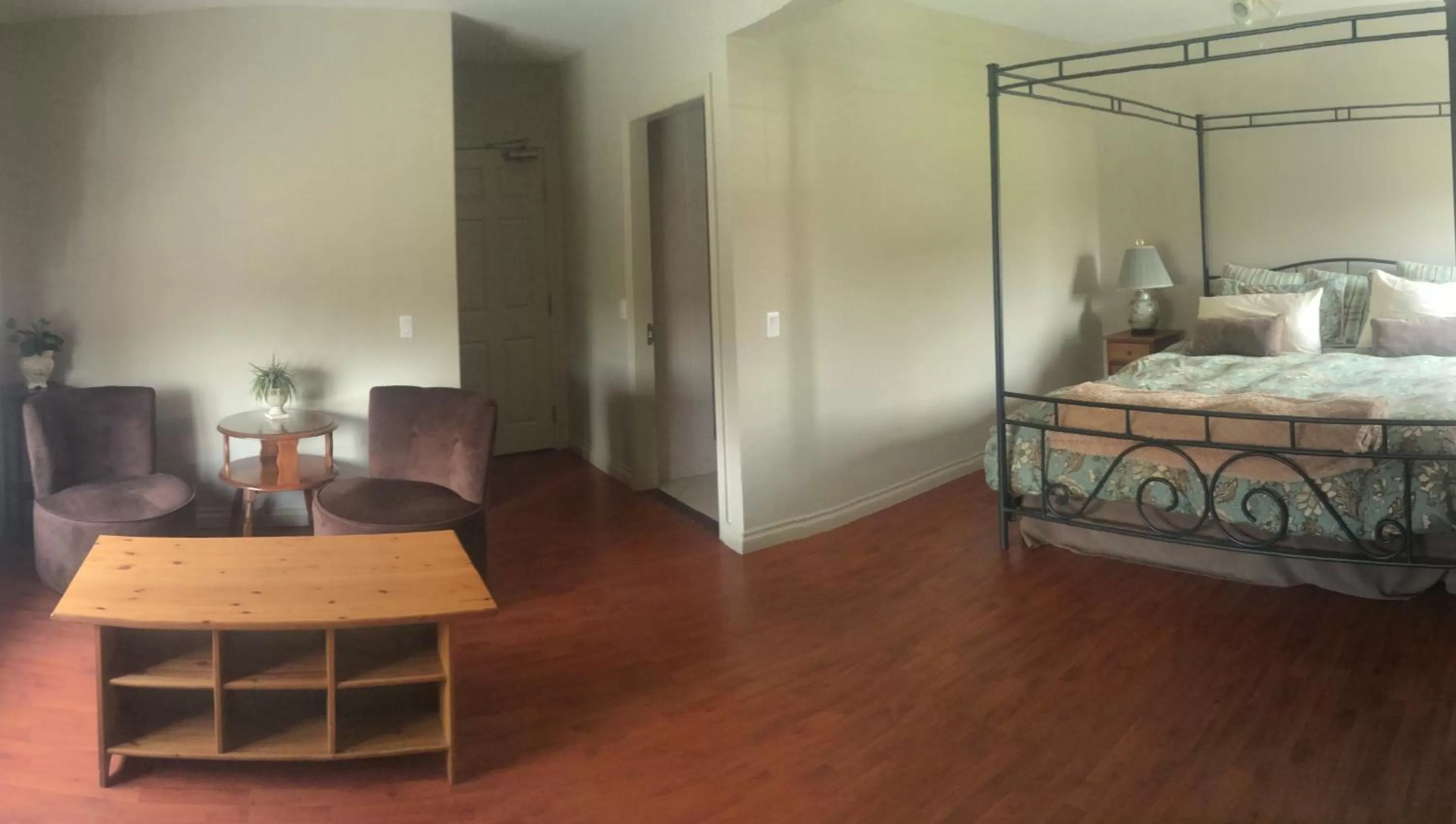 Photo of the whole room, Bed in Dominion Hotel