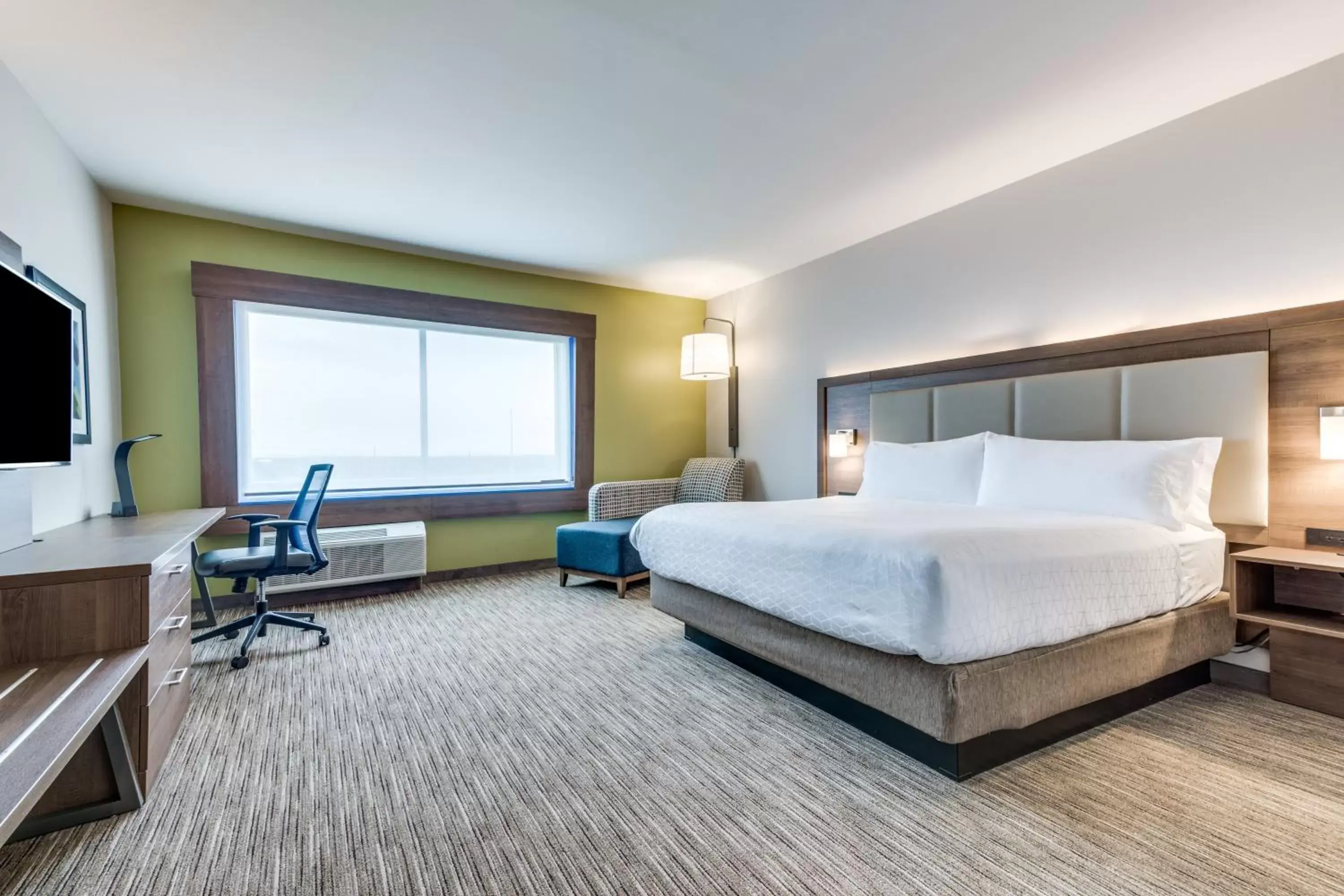 Photo of the whole room, Bed in Holiday Inn Express & Suites - Denton South, an IHG Hotel