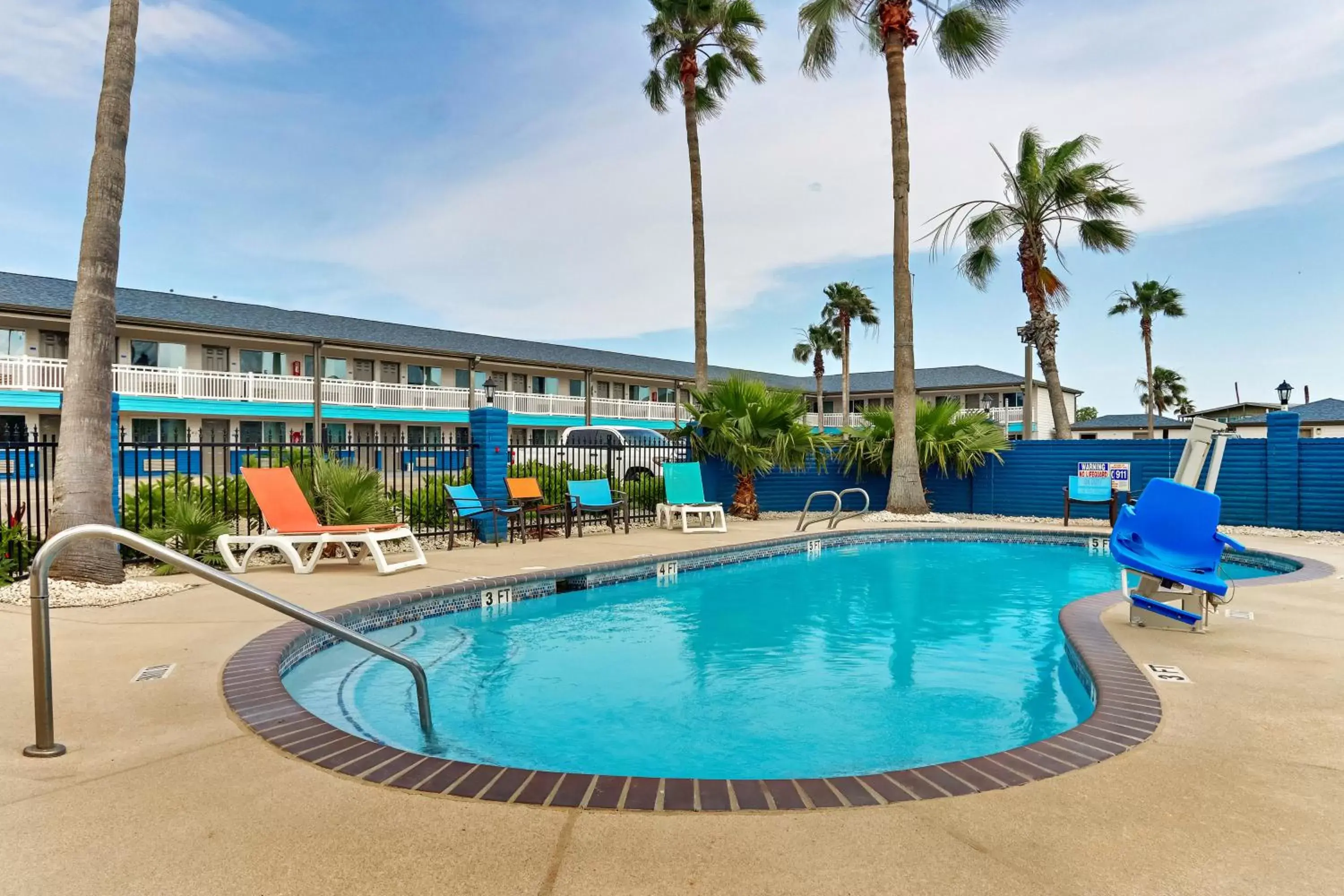 Swimming Pool in Captains Quarters Inn