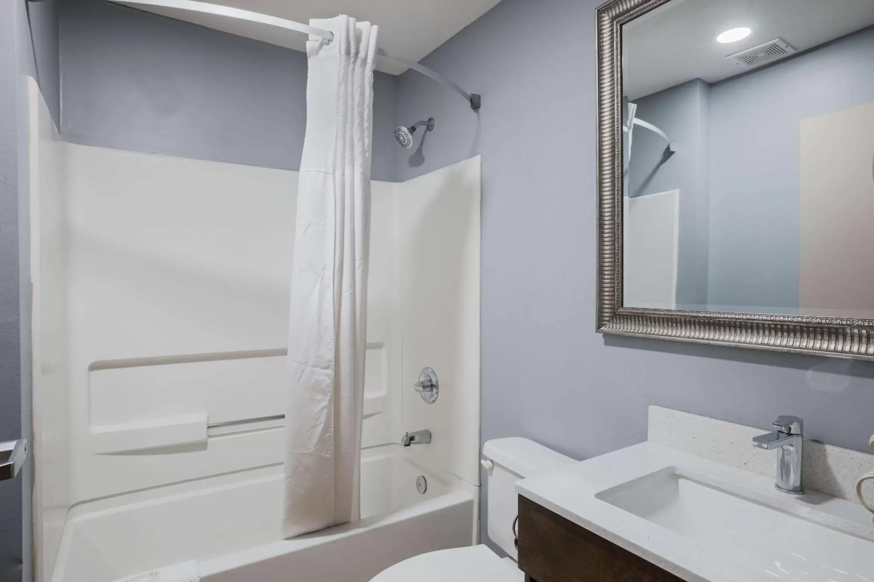 Bathroom in Quality Inn & Suites Blue Springs - Kansas City
