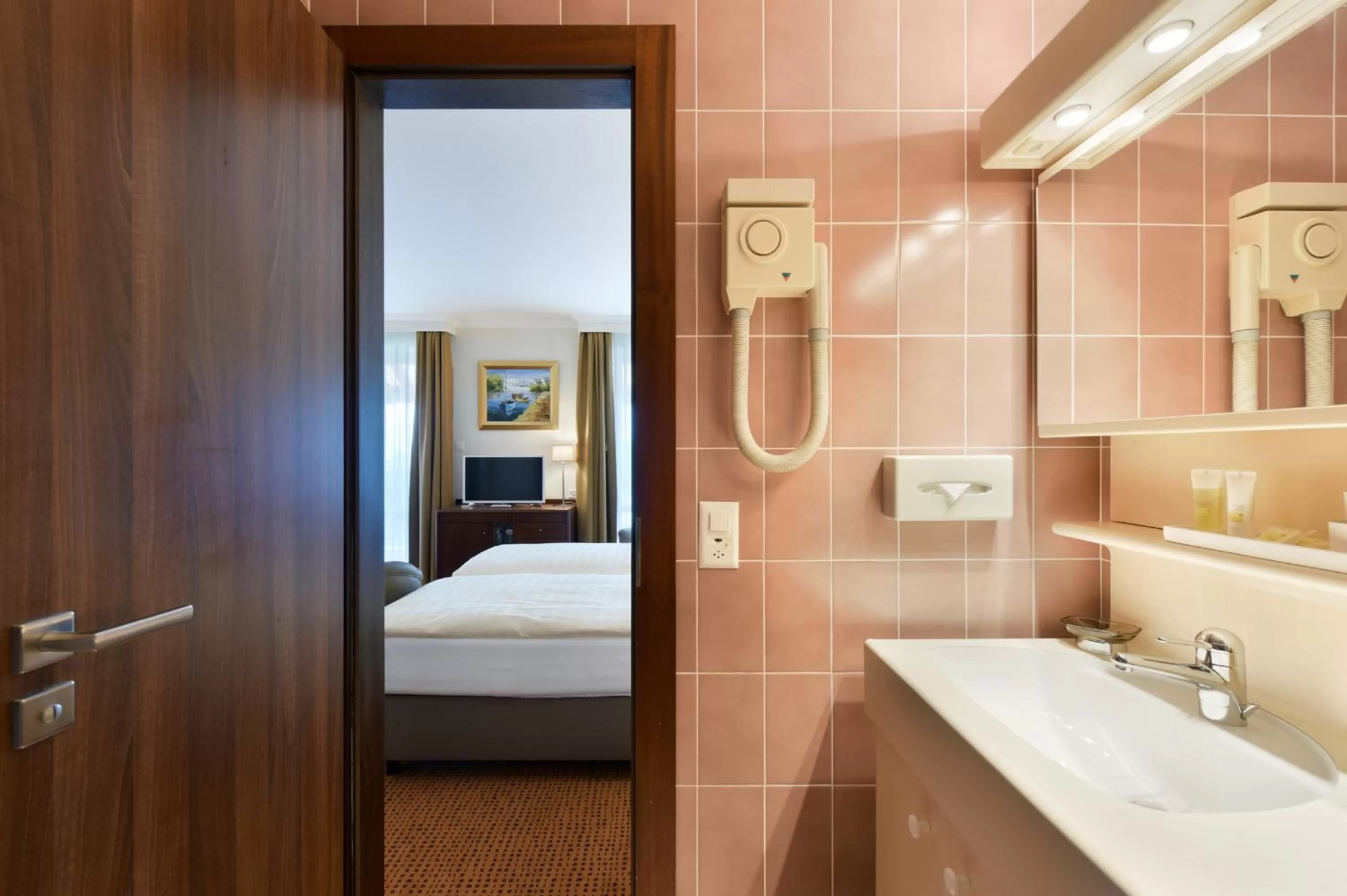 Bathroom, Bed in Elite