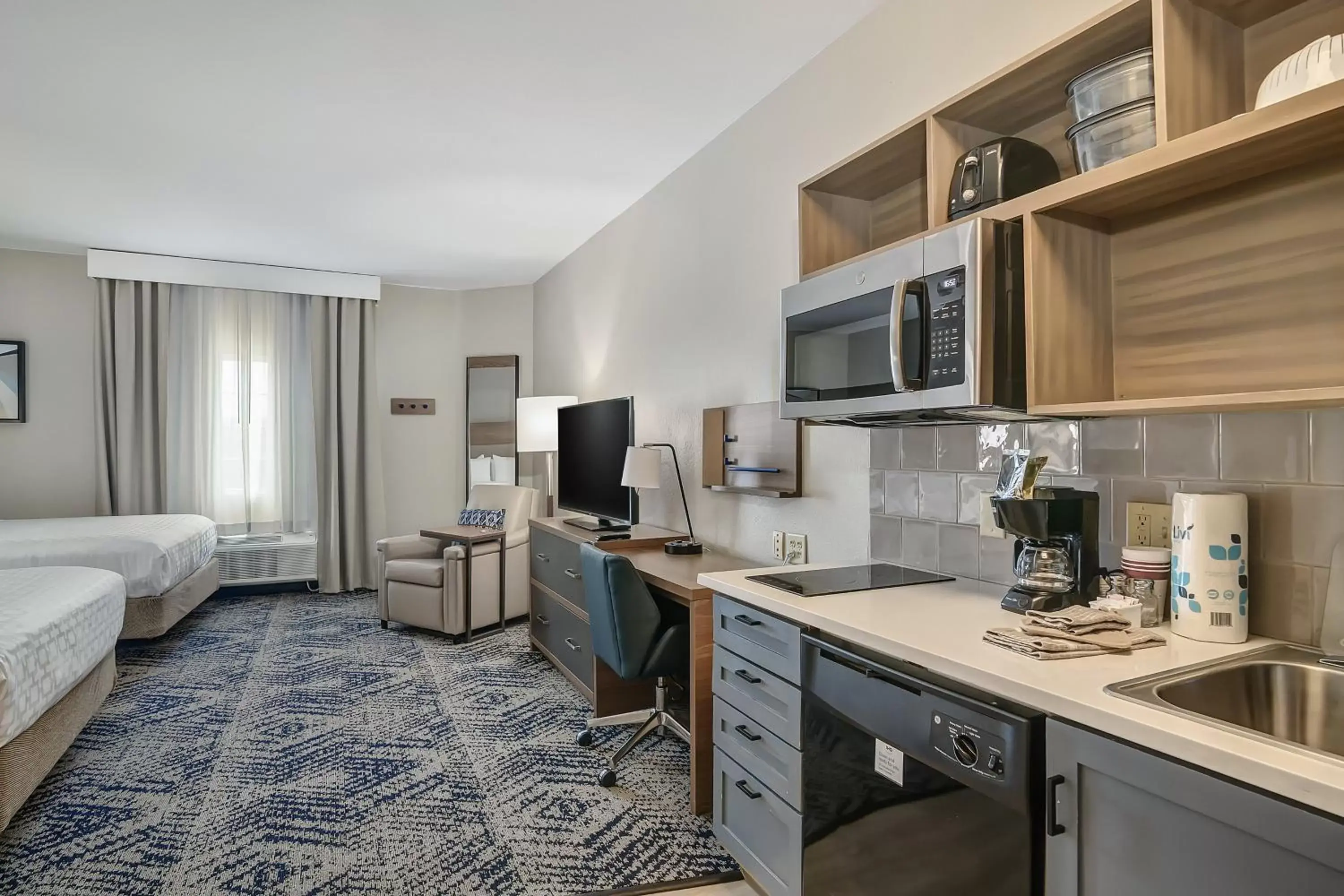 Photo of the whole room, Kitchen/Kitchenette in Candlewood Suites Longview, an IHG Hotel
