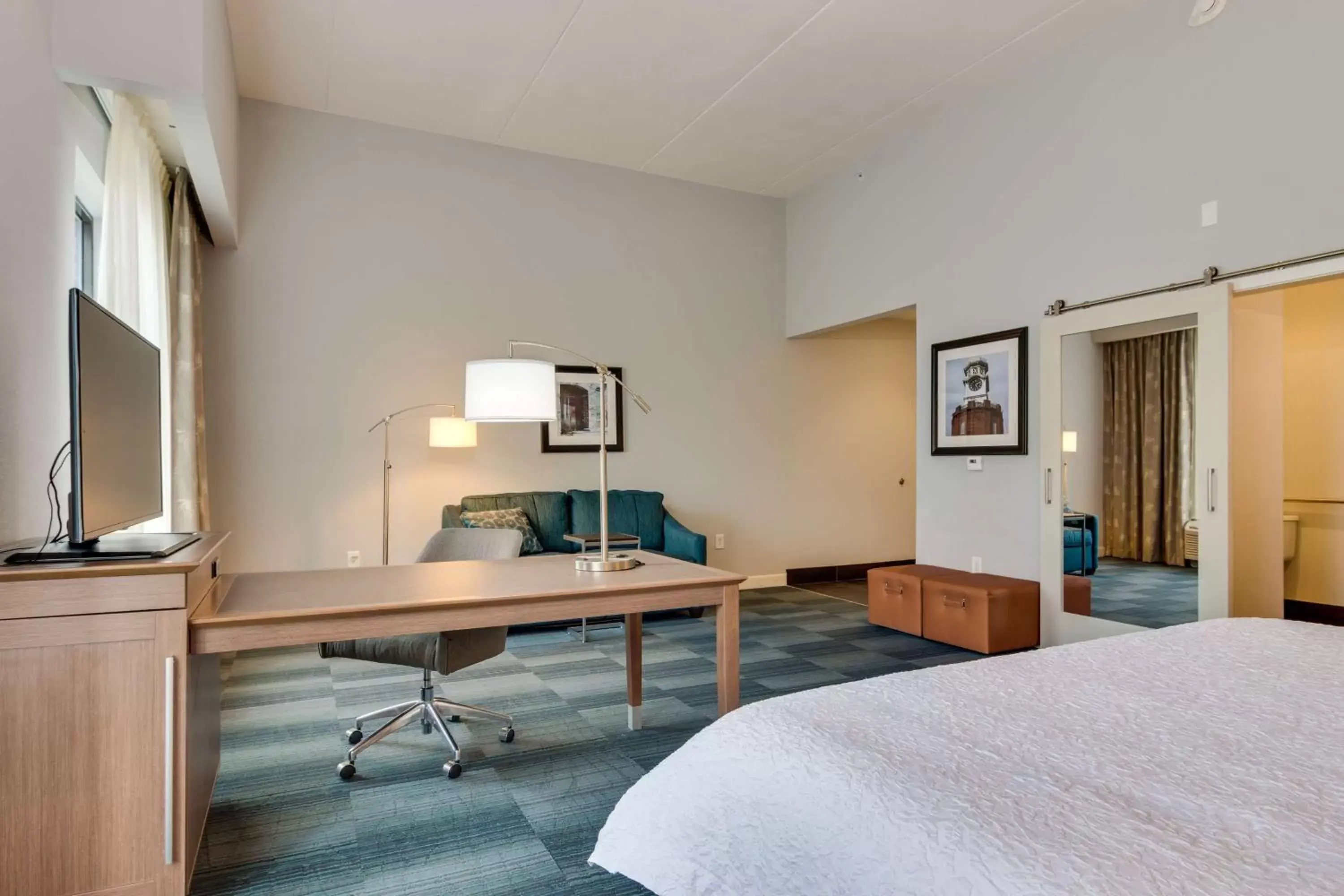 Bedroom, Seating Area in Hampton Inn and Suites Rome, GA