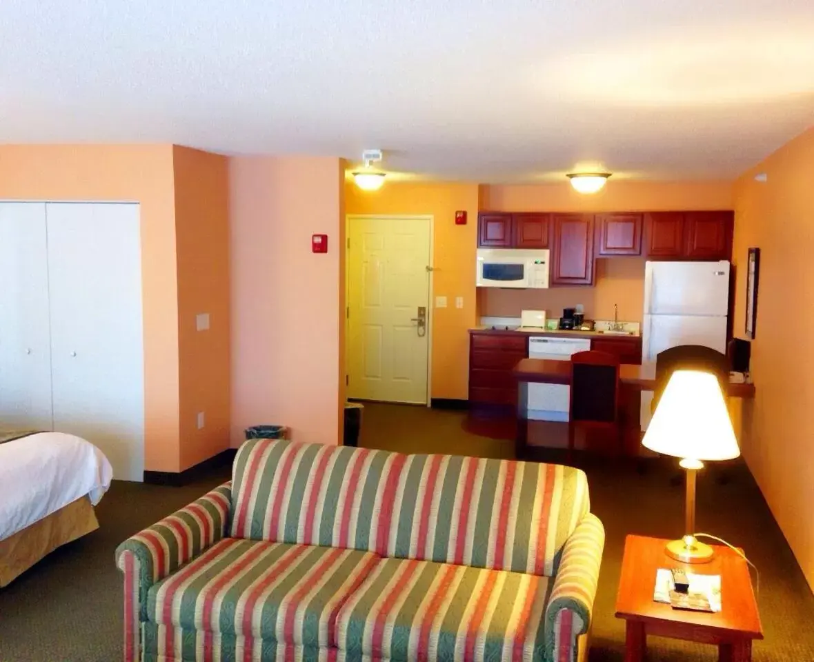 Seating Area in GrandStay Hotel & Suites Downtown Sheboygan