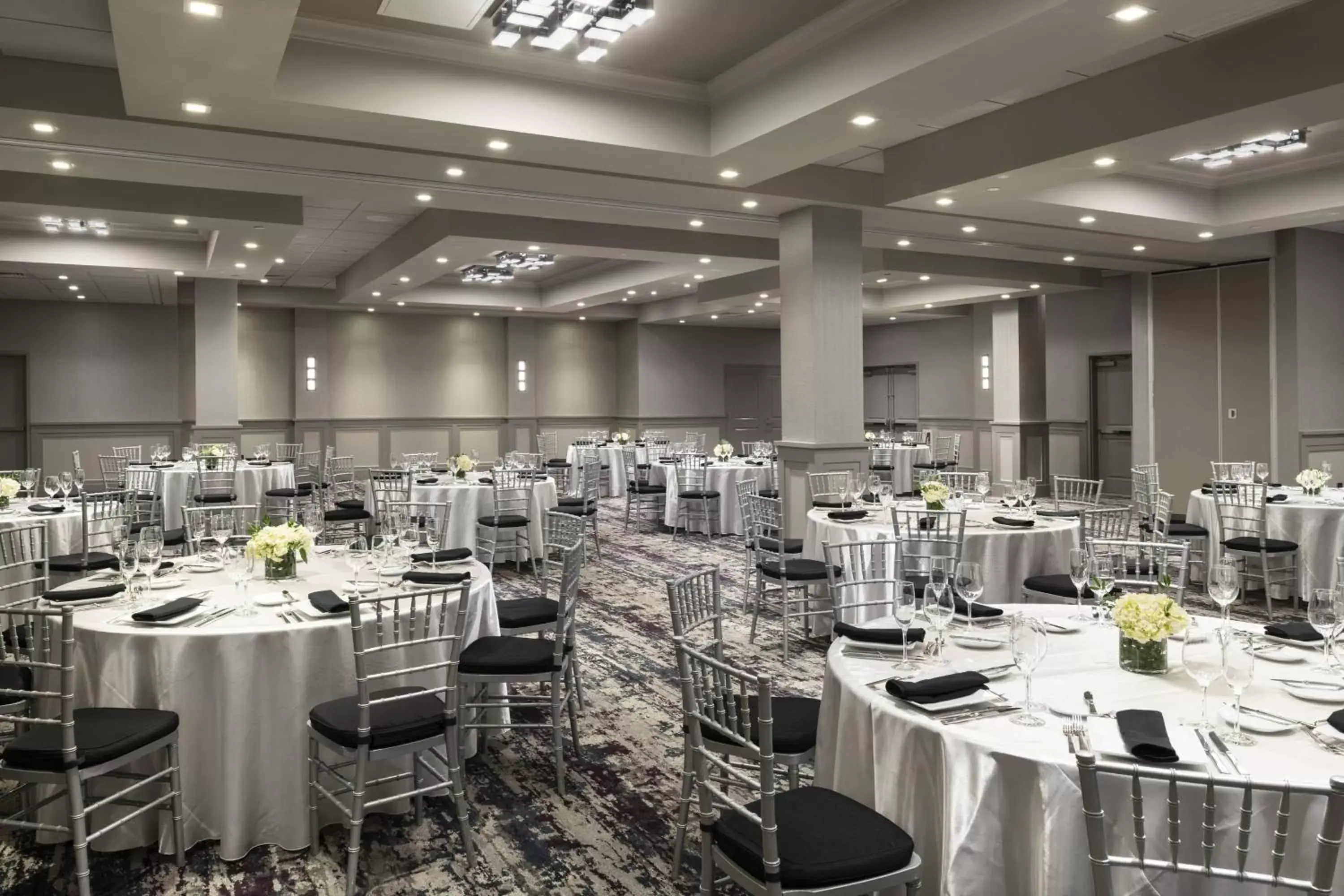 Meeting/conference room, Restaurant/Places to Eat in Renaissance Boston Patriot Place Hotel
