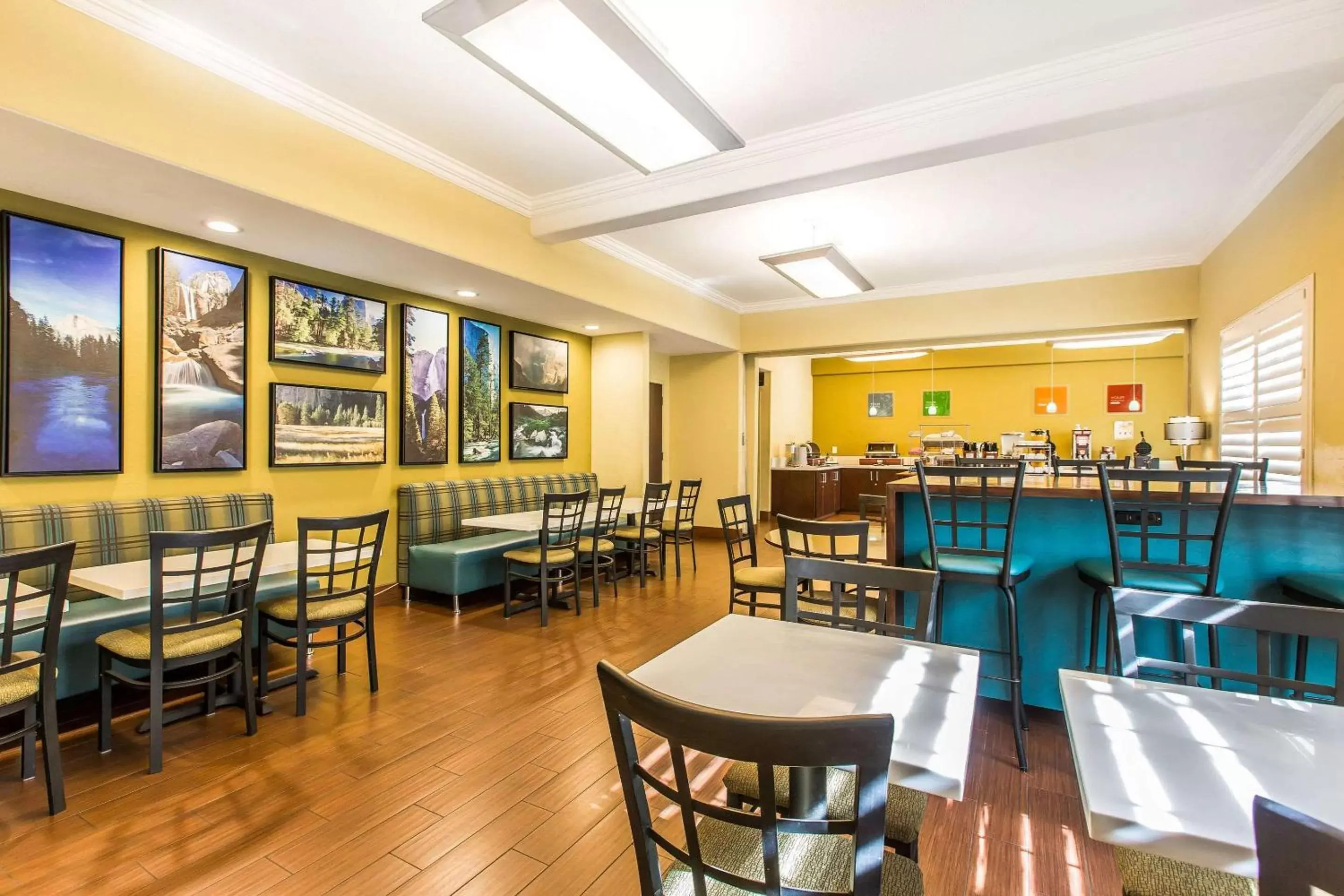 Restaurant/Places to Eat in Comfort Suites Fresno River Park