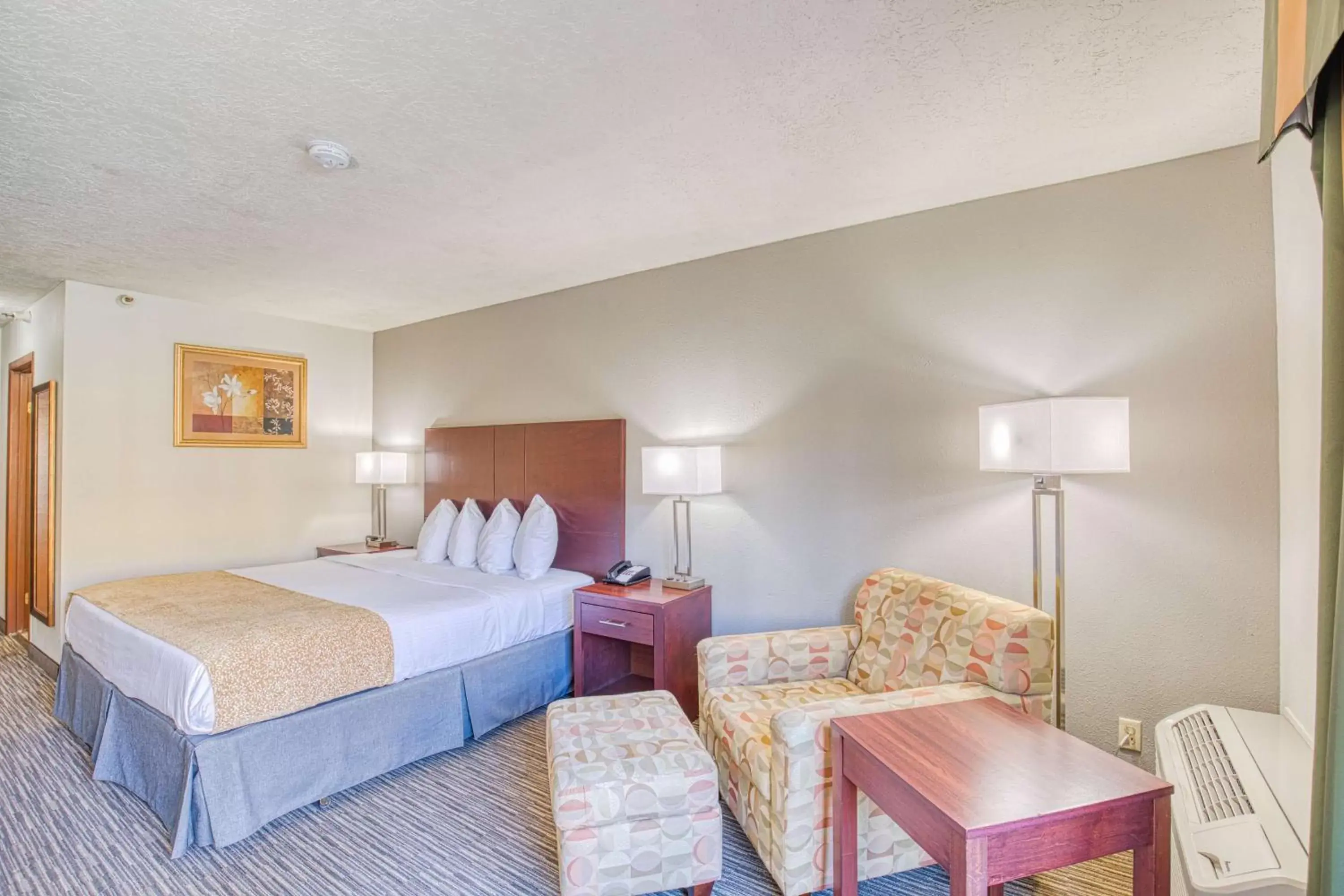 Photo of the whole room, Bed in Best Western Green Valley Inn