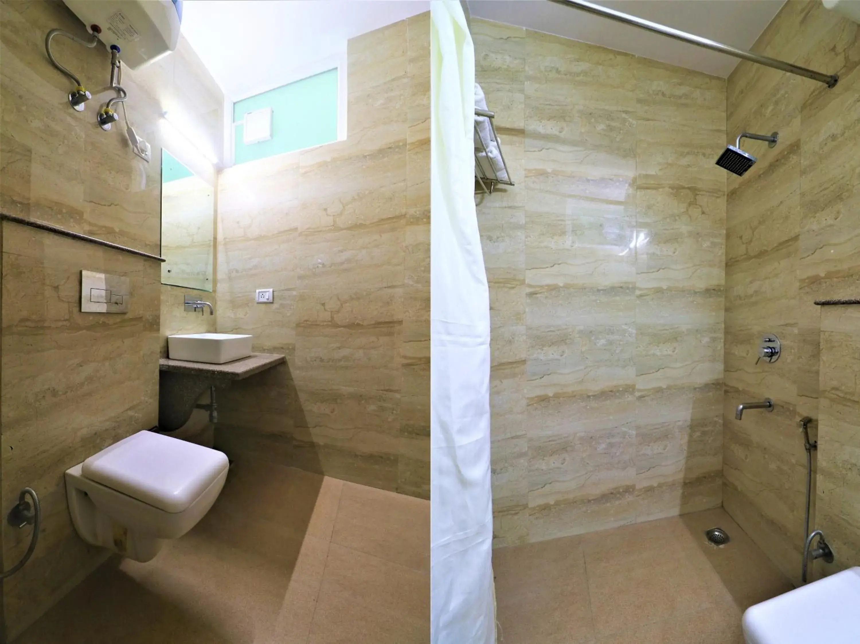 Bathroom in Hotel Aeropath Near IGI Airport Delhi
