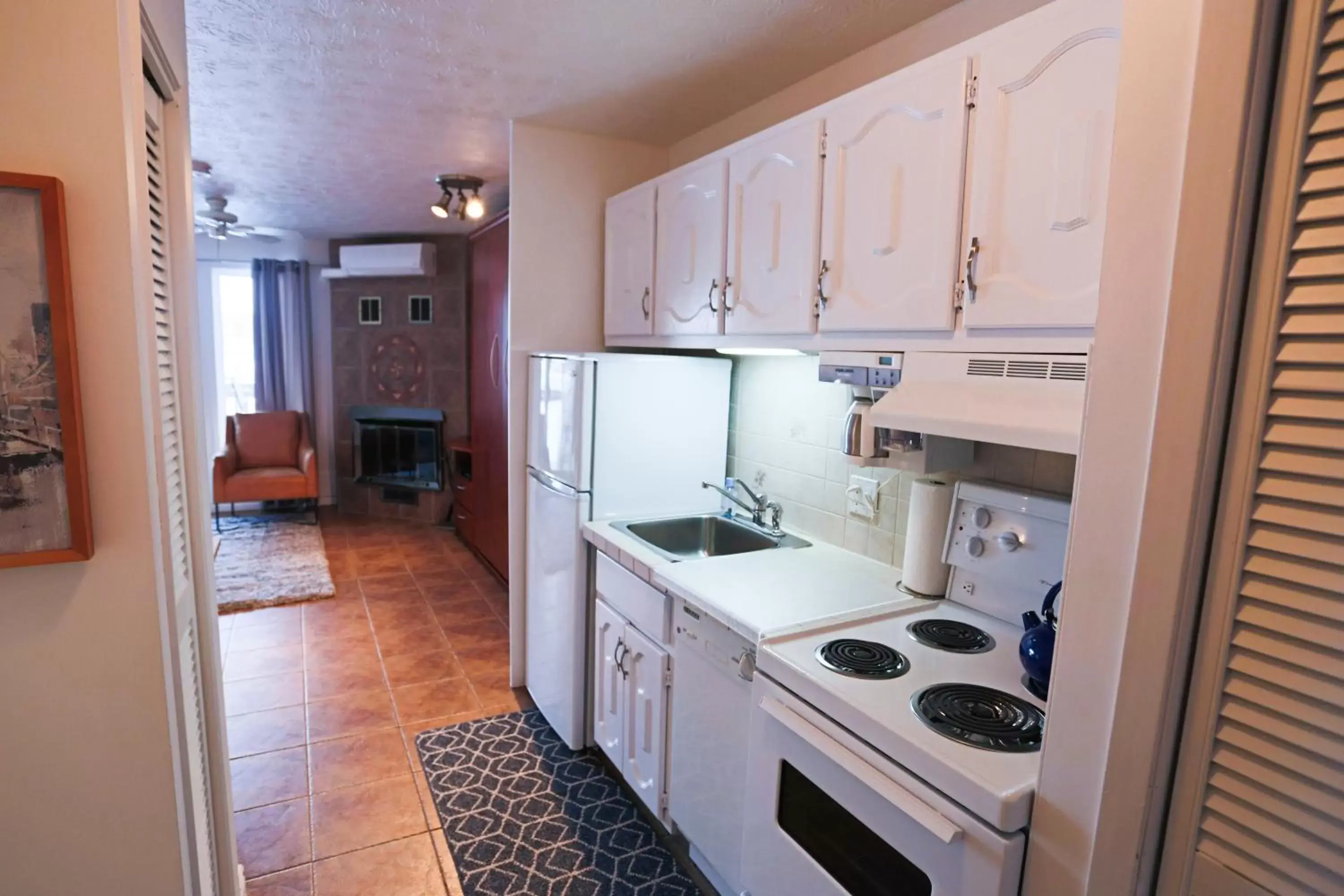 Coffee/tea facilities, Kitchen/Kitchenette in Magog Waterfront Condo