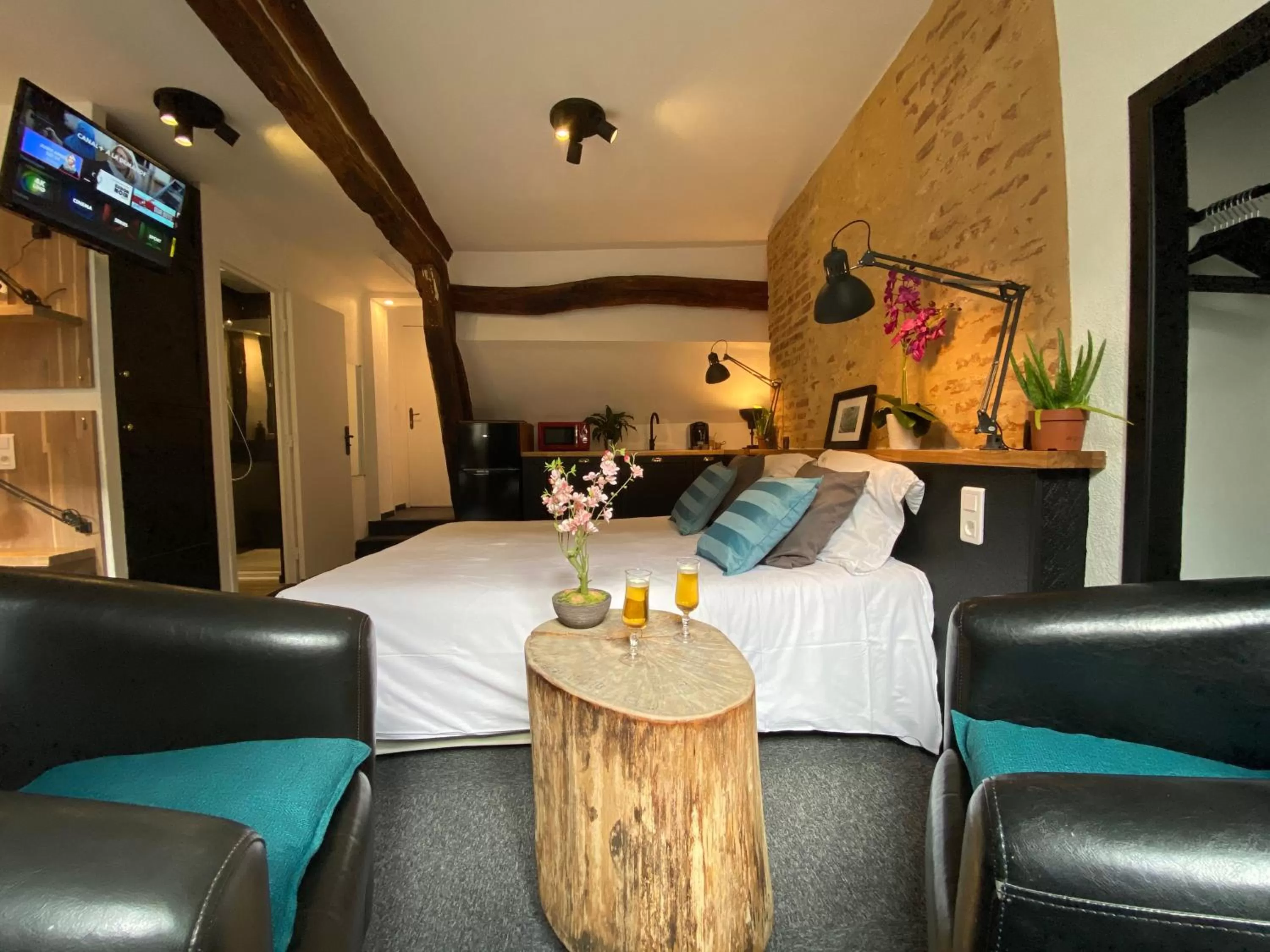 Photo of the whole room, Bed in Hôtel De La Cathédrale