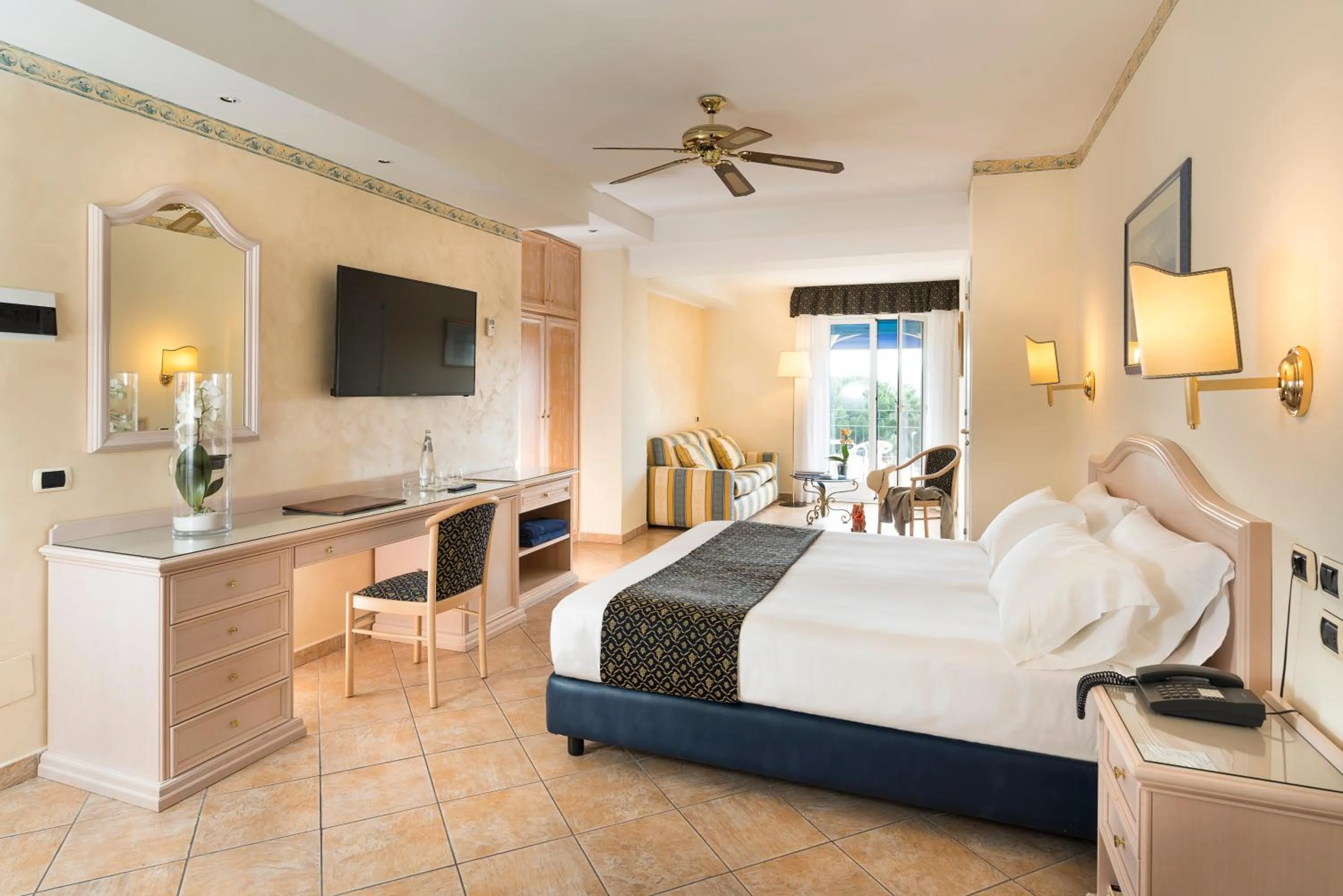 Photo of the whole room, Bed in Sant Alphio Garden Hotel & SPA