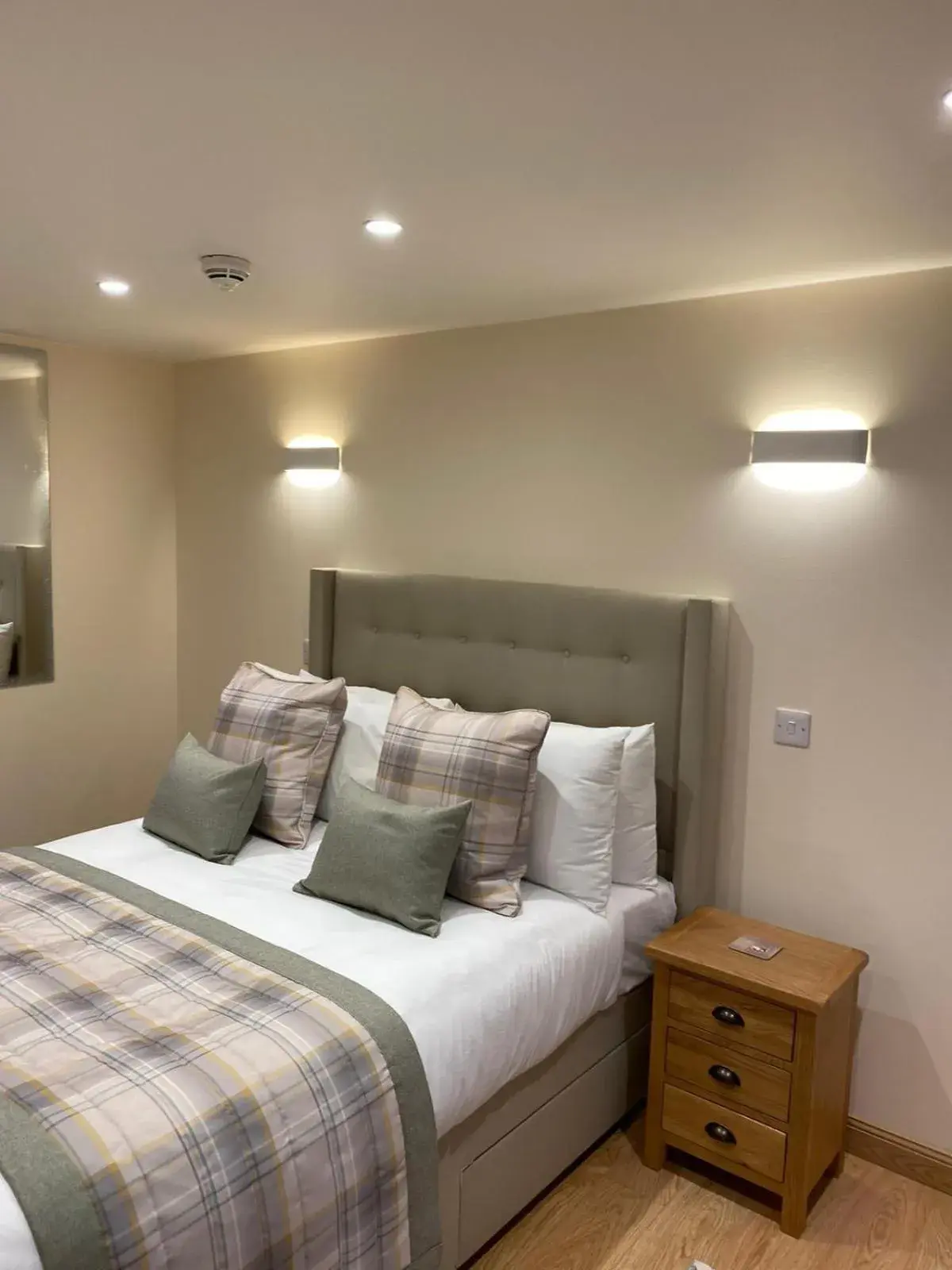 Bedroom, Bed in Waverley Inn Apartments