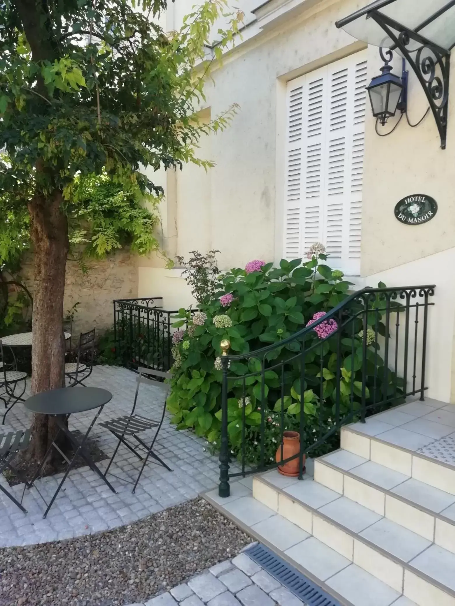 Patio in Hôtel Du Manoir