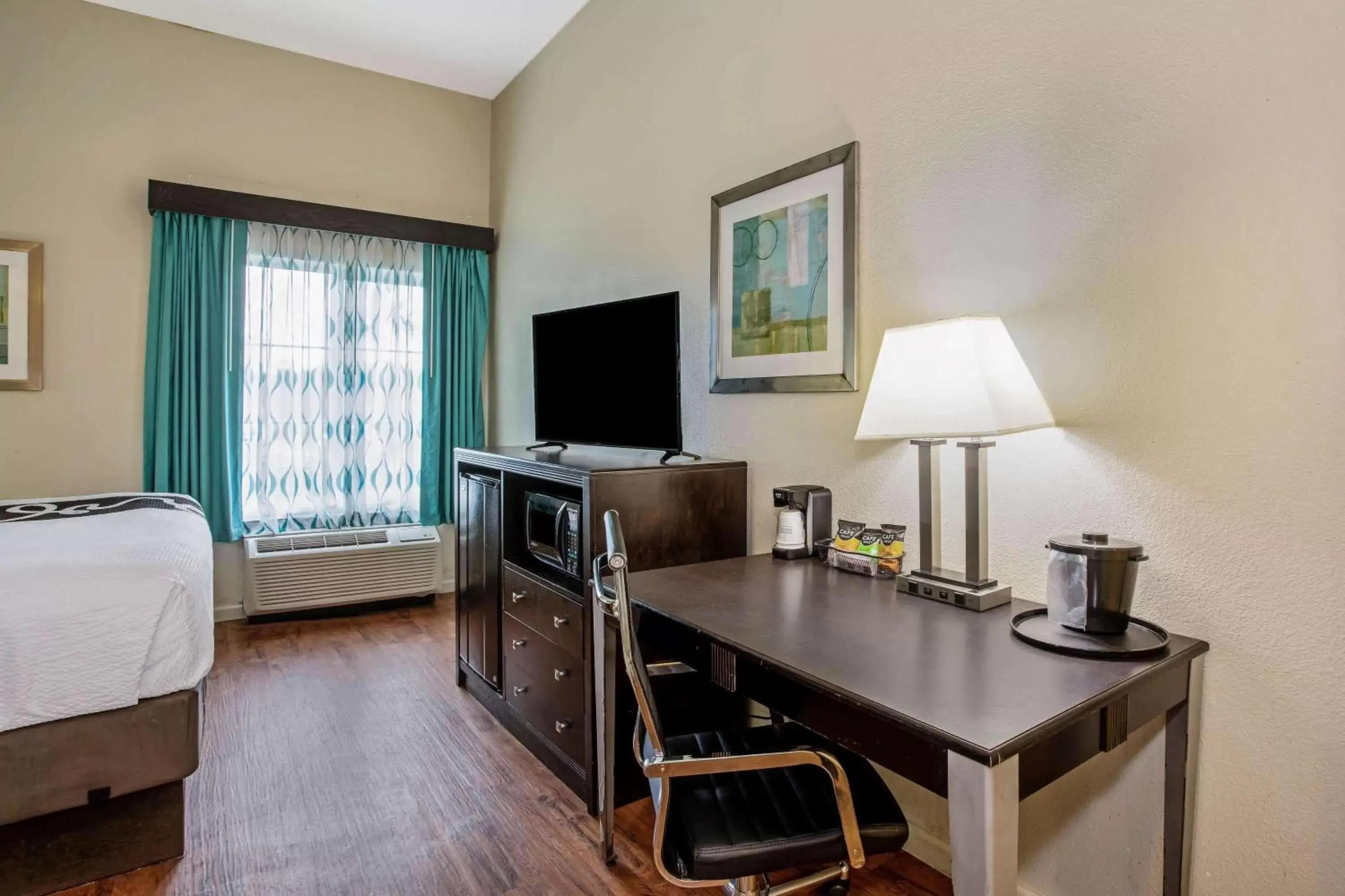 Photo of the whole room, Bed in La Quinta by Wyndham PCB Pier Park area Photo of the whole room, Bed in La Quinta by Wyndham PCB Pier Park area