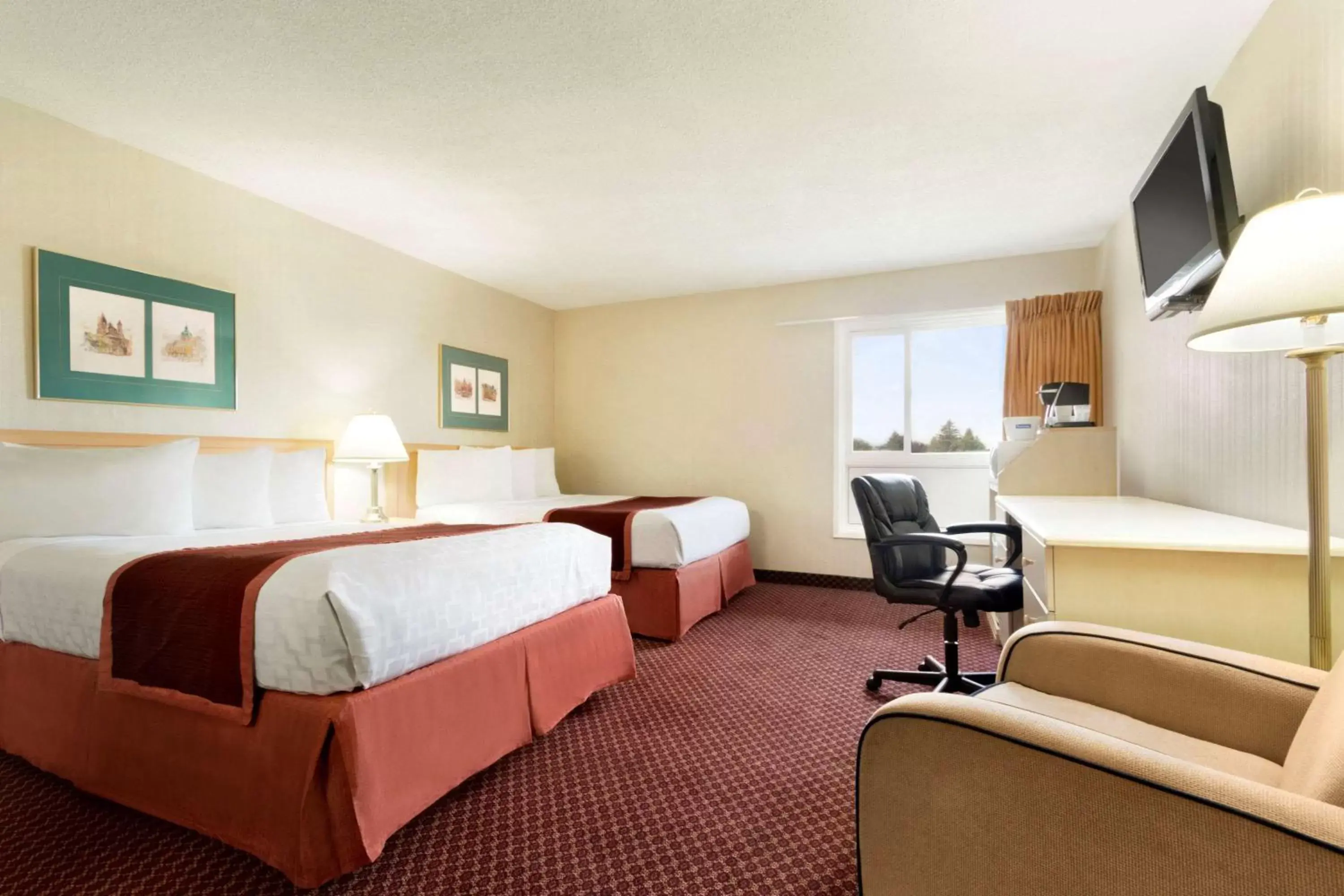 Photo of the whole room, Bed in Travelodge by Wyndham Lethbridge