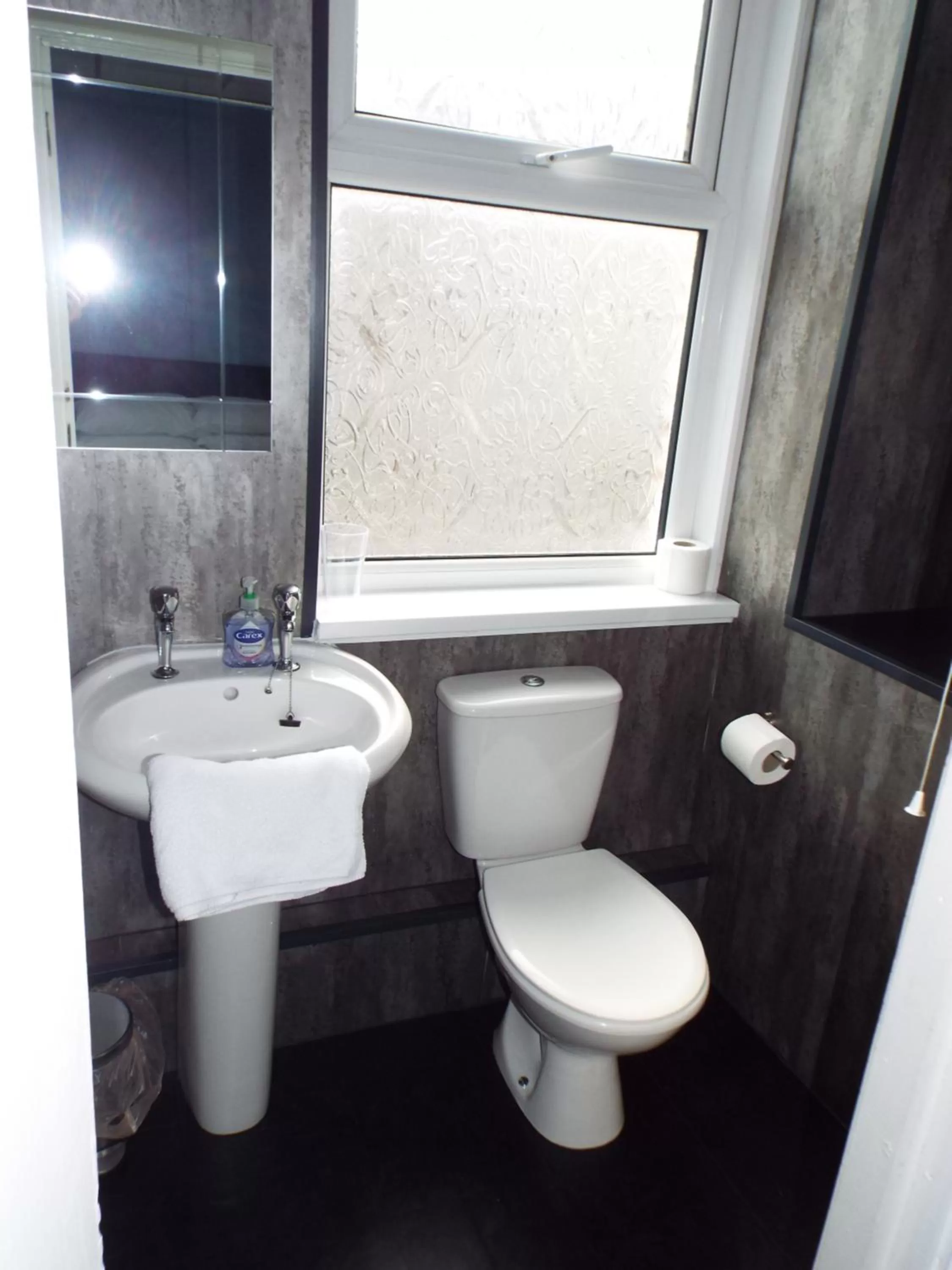 Bathroom in Alfies Hotel