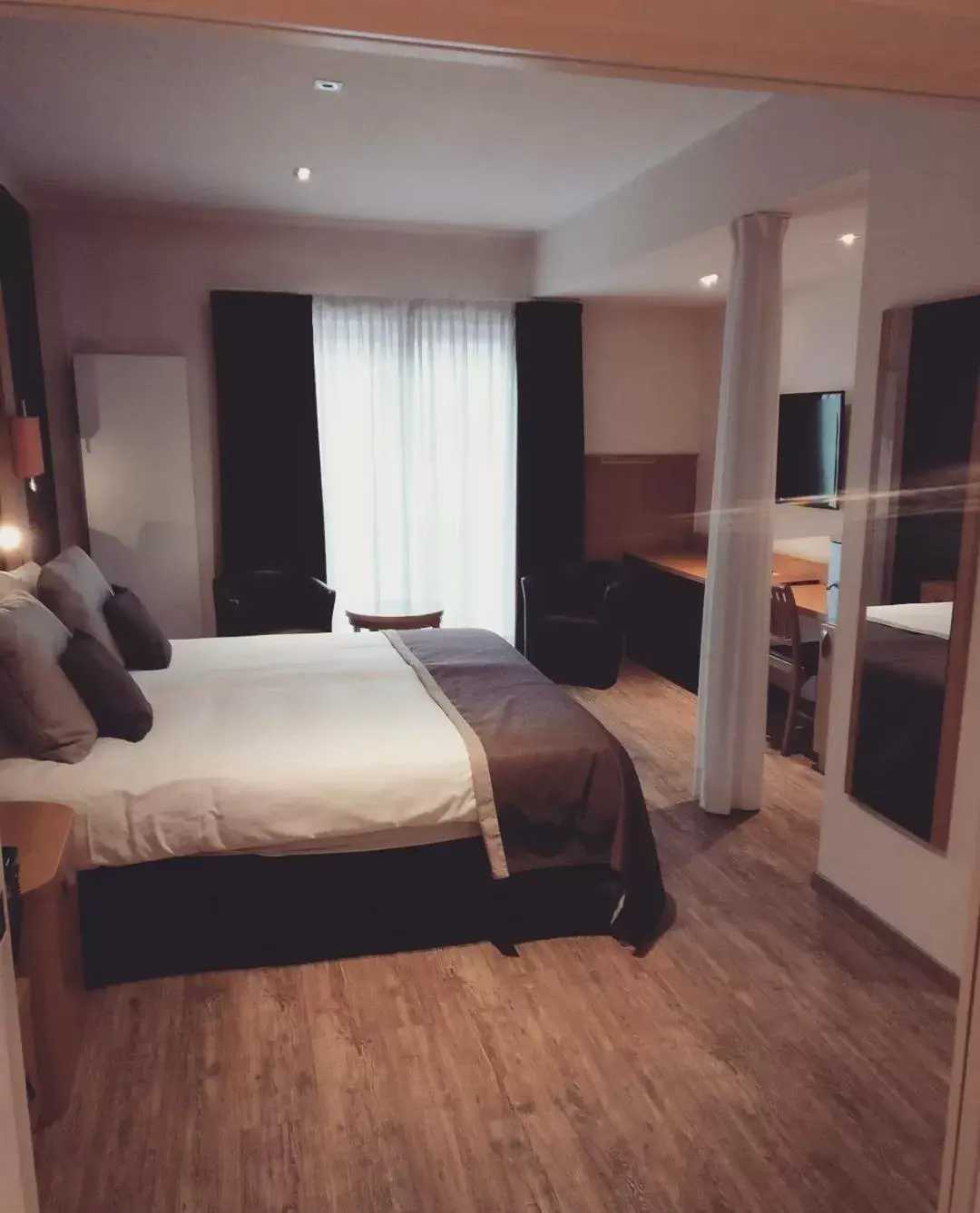 Bedroom, Bed in Hotel du Commerce