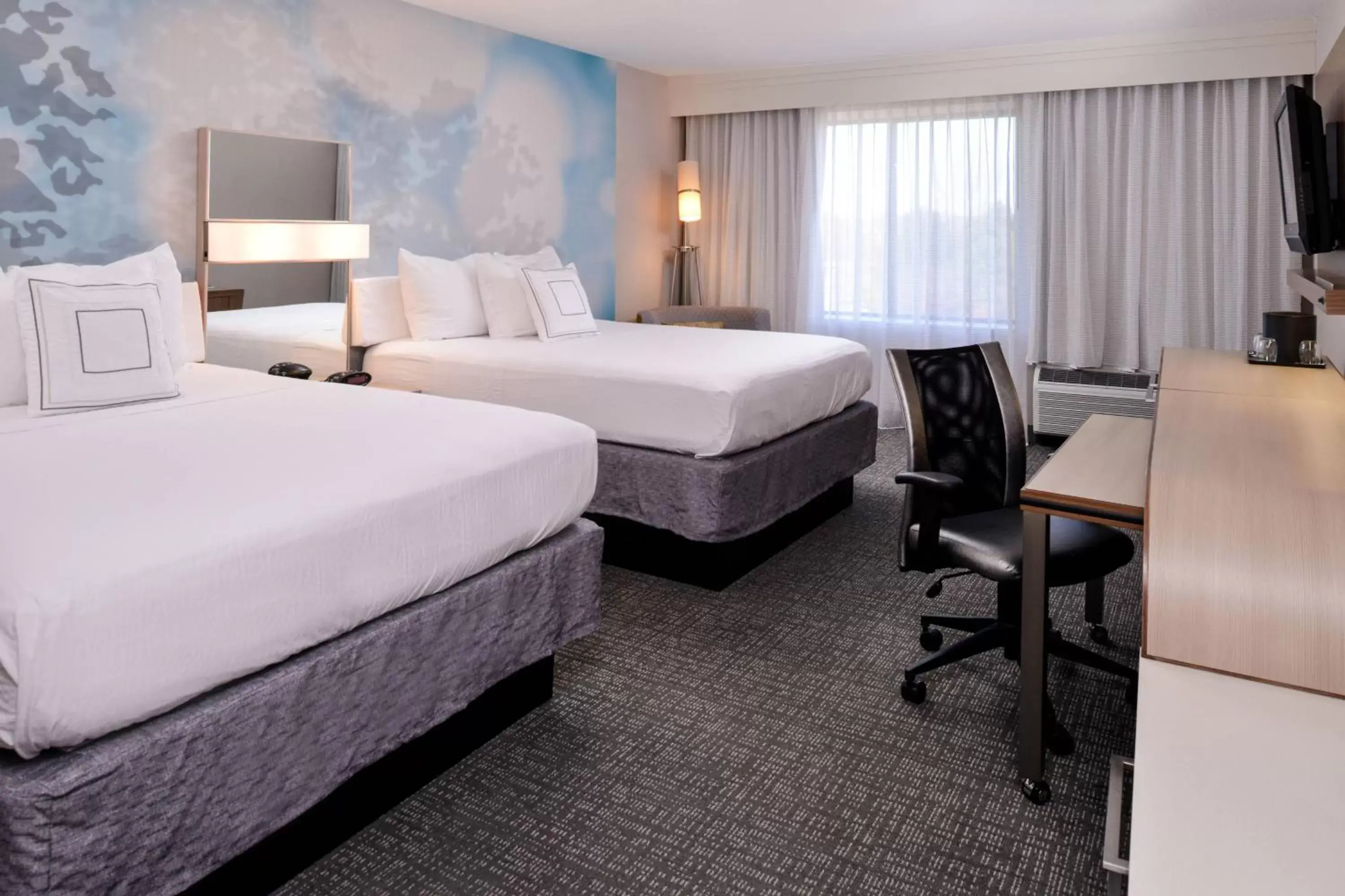 Photo of the whole room, Bed in Courtyard by Marriott Milwaukee North/Brown Deer