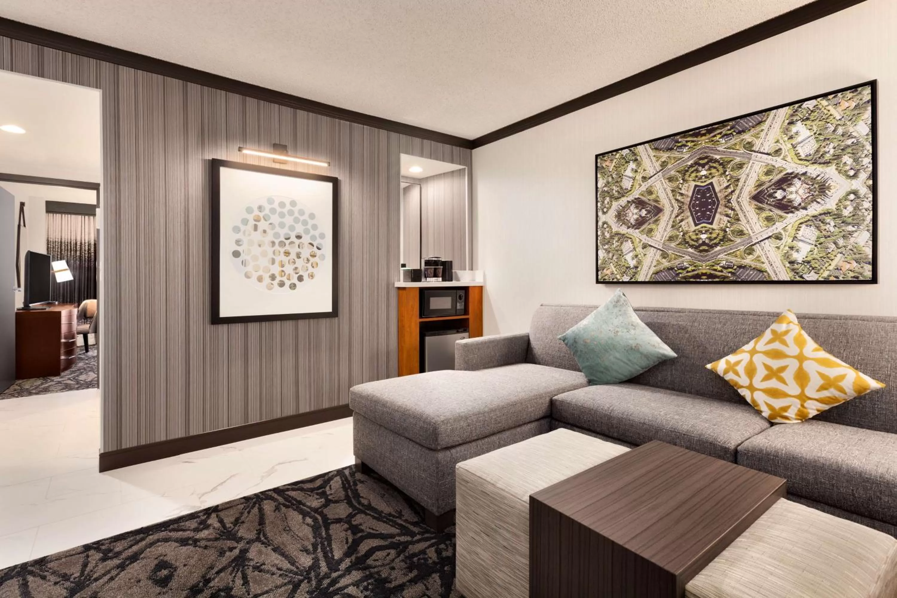 Living room in Embassy Suites by Hilton Santa Clara Silicon Valley