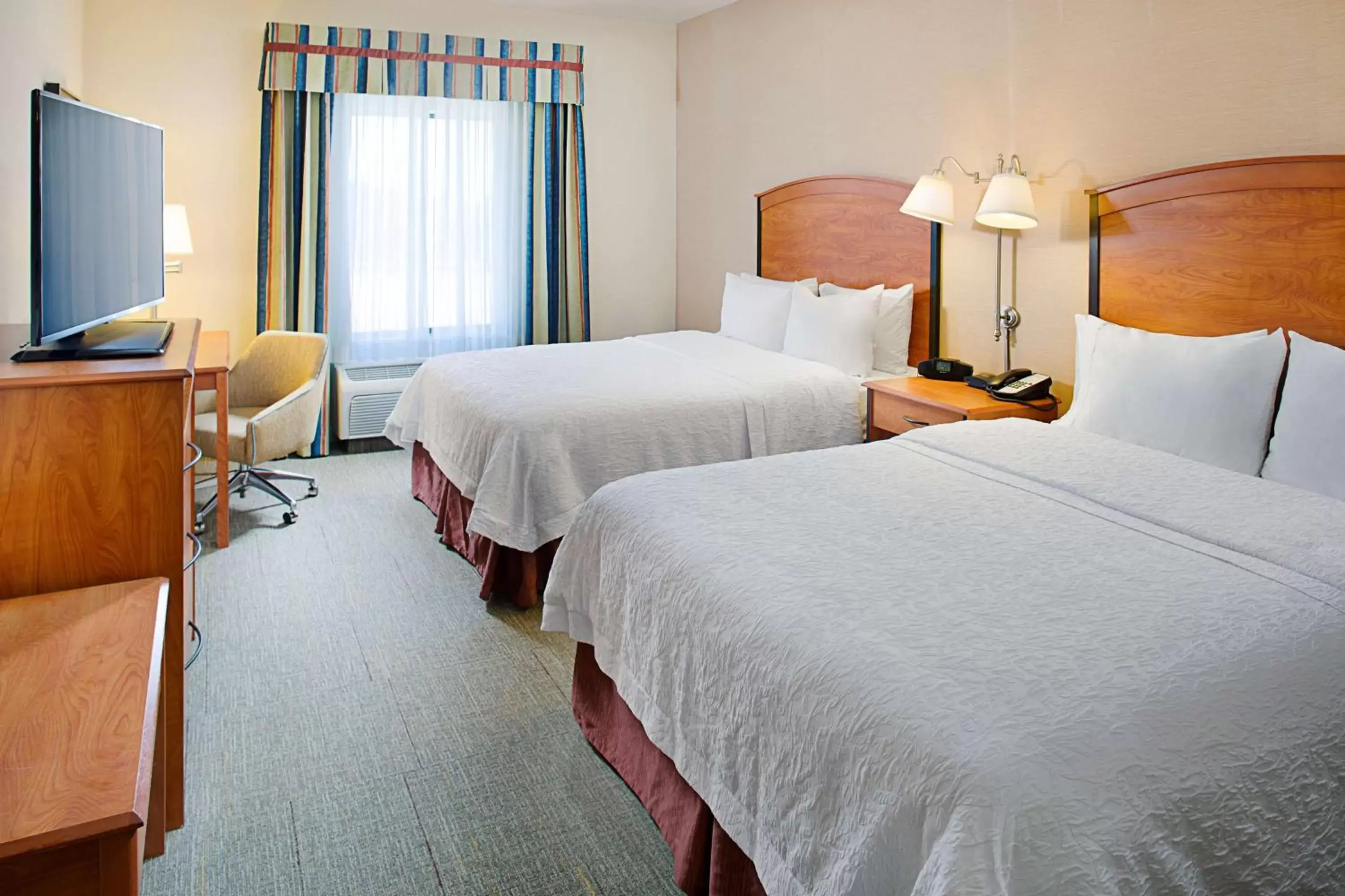Bed in Hampton Inn & Suites - Mansfield