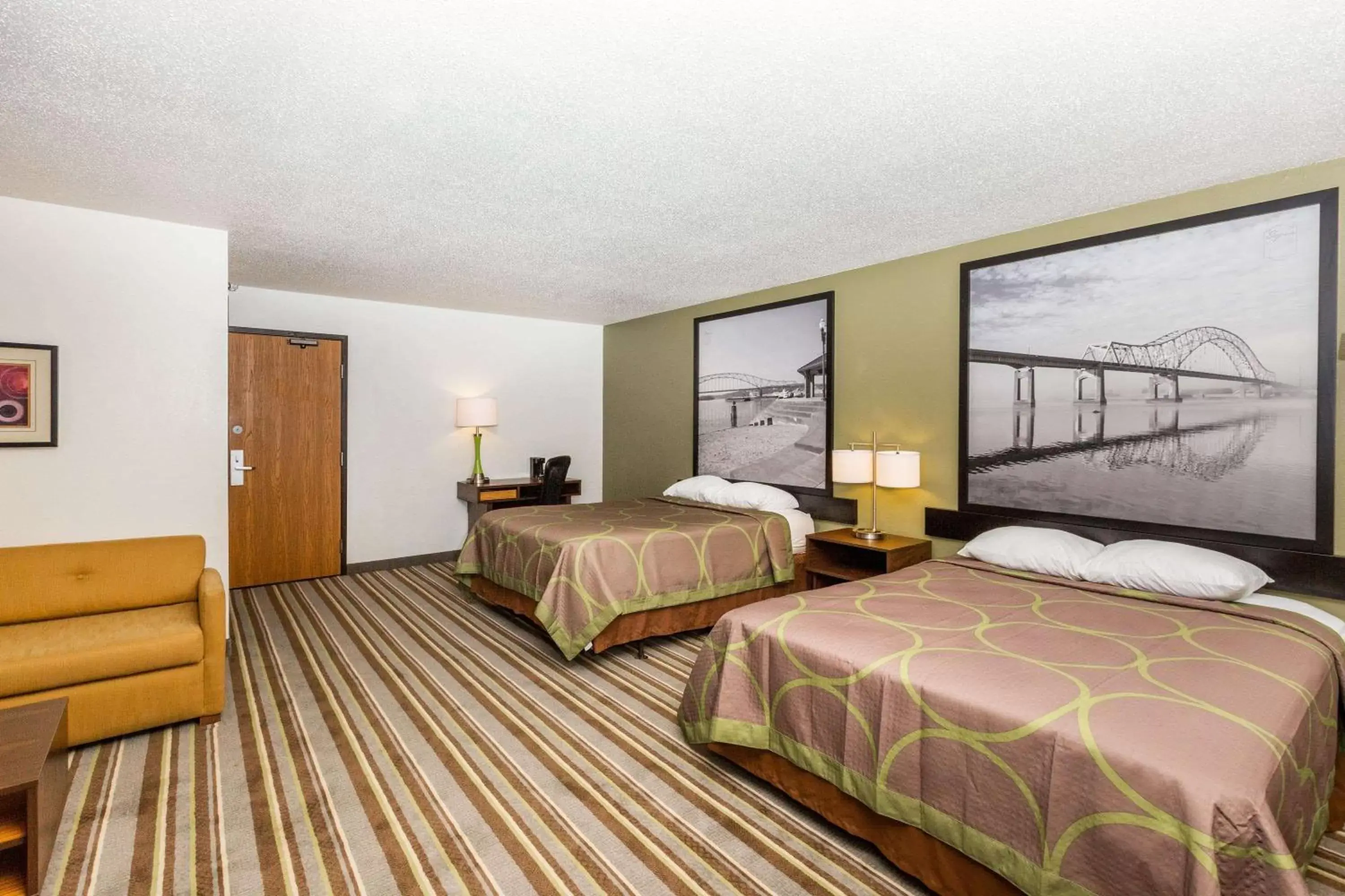 Photo of the whole room, Bed in Super 8 by Wyndham Storm Lake