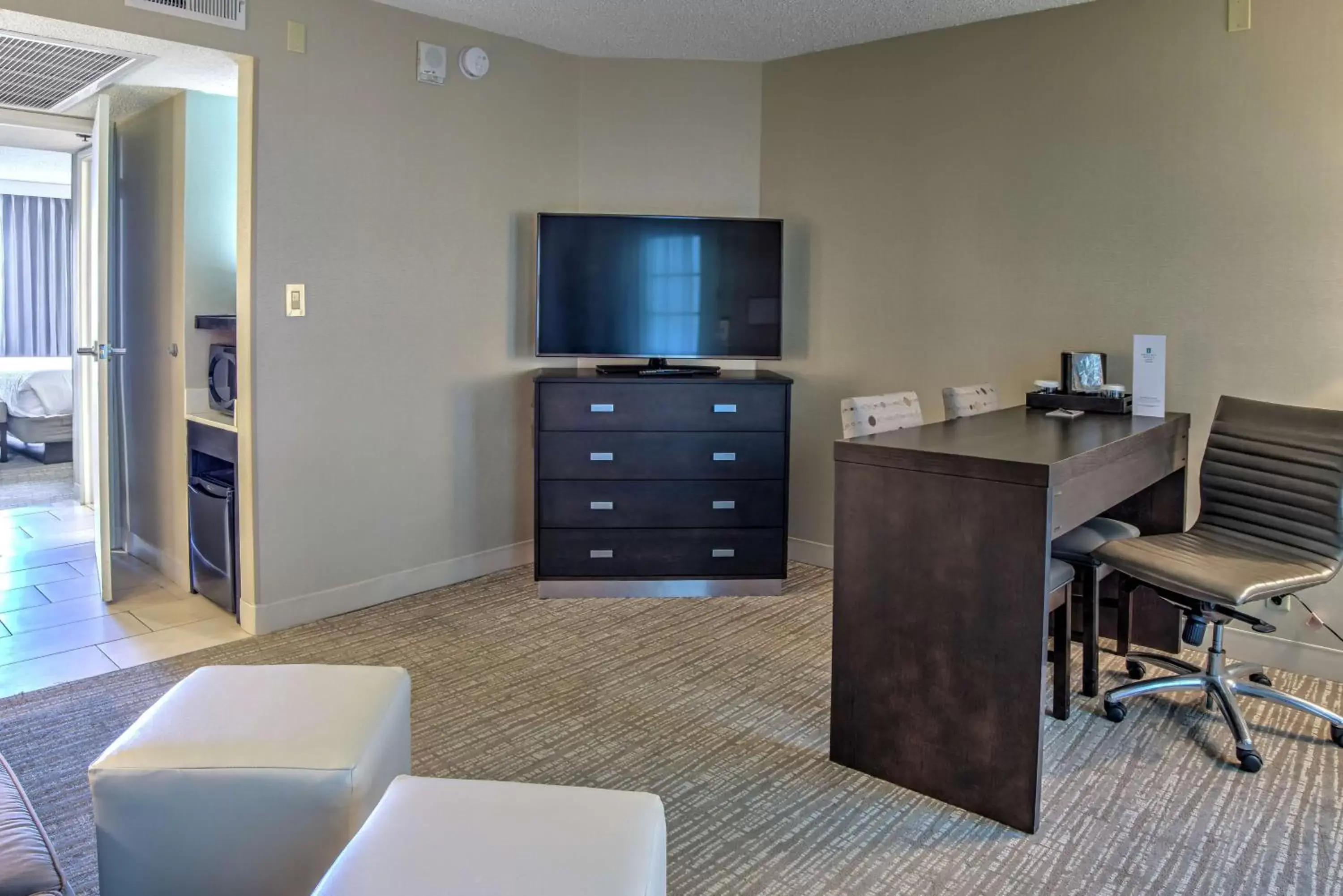 Bedroom, TV/Entertainment Center in Embassy Suites by Hilton Indianapolis North