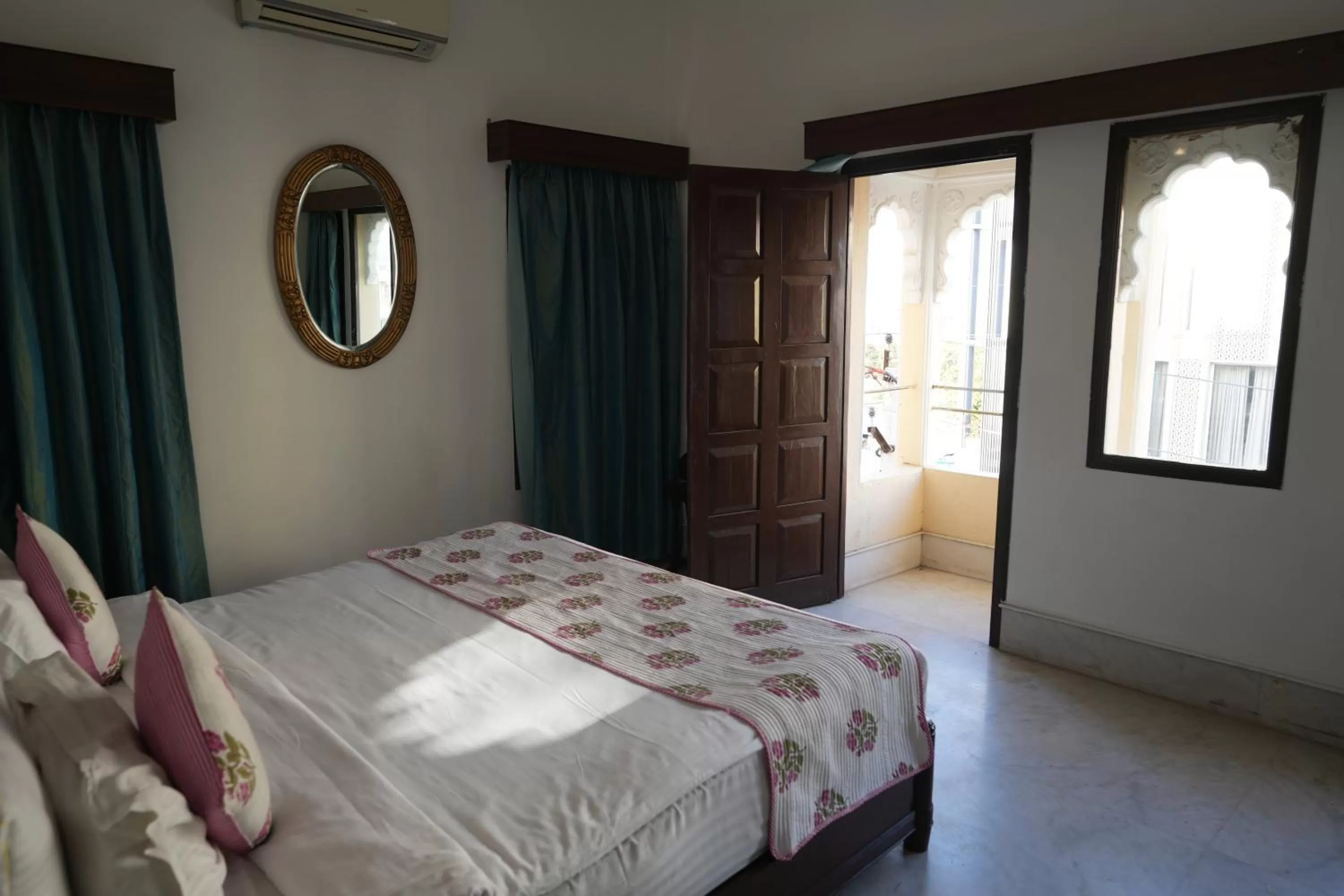 Bedroom, Bed in Amar Kothi