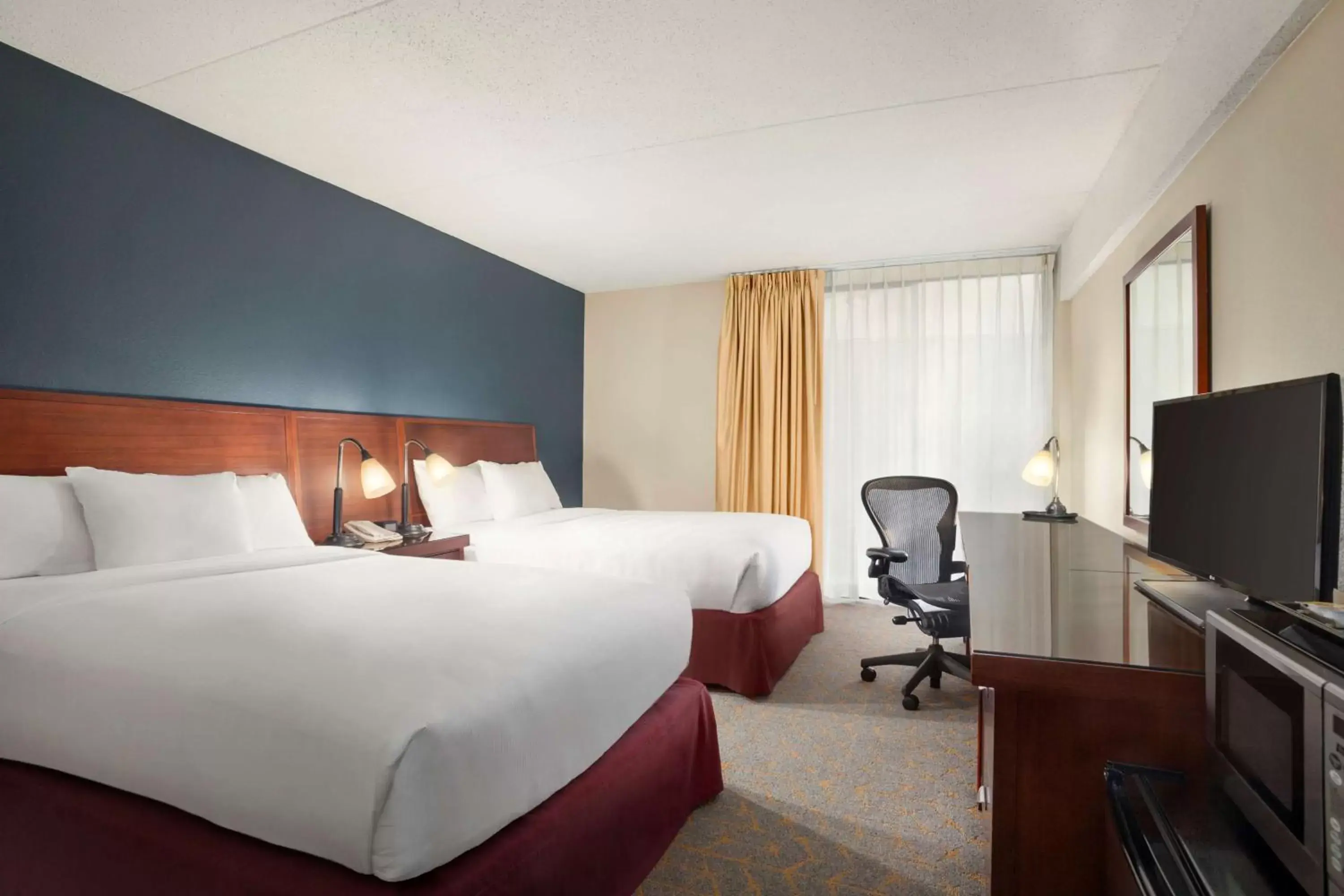 Bed in DoubleTree by Hilton DFW Airport North