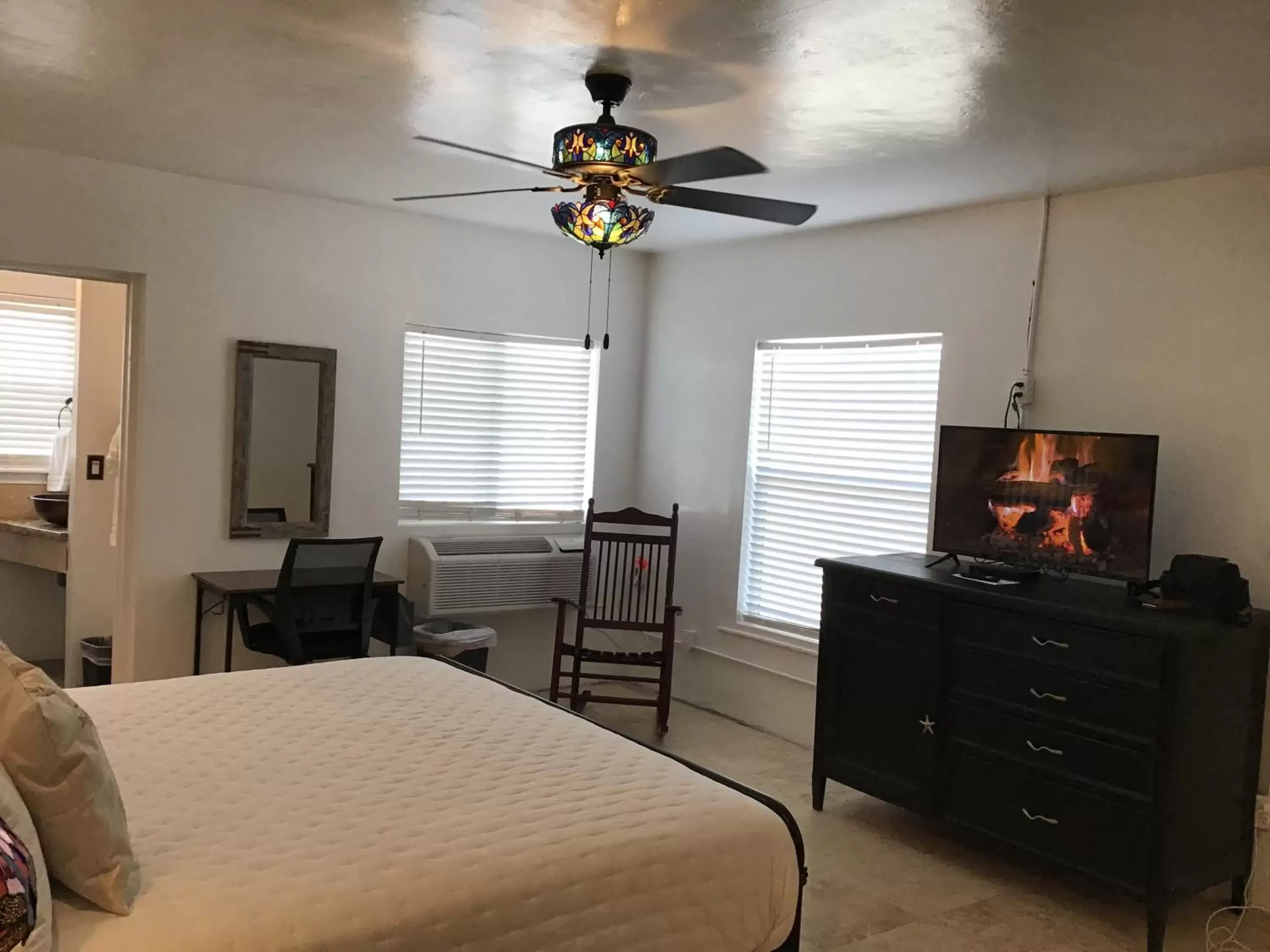 Photo of the whole room, TV/Entertainment Center in Olancha RV Park and Motel