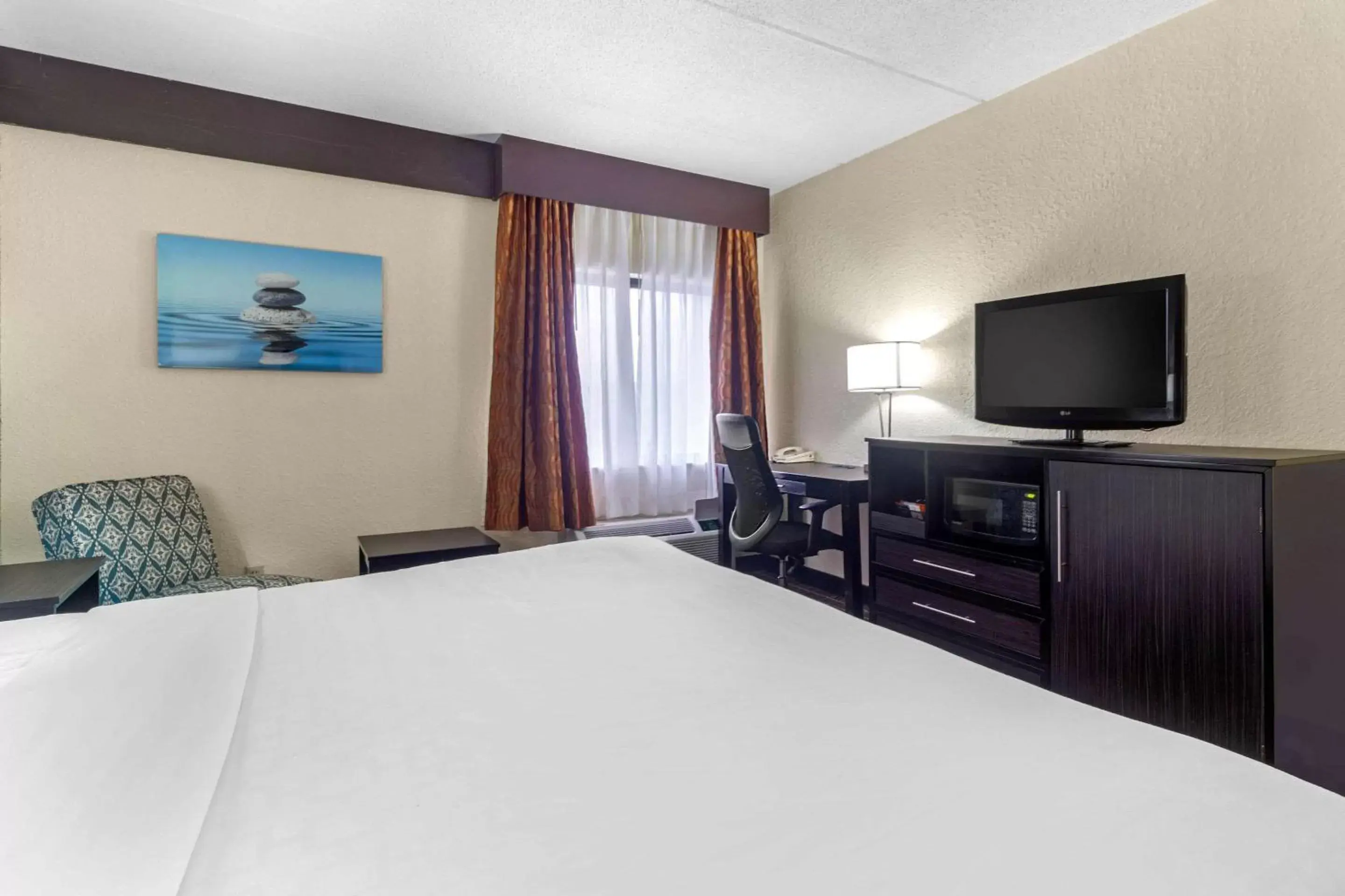 Photo of the whole room, TV/Entertainment Center in Sleep Inn & Suites West Knoxville