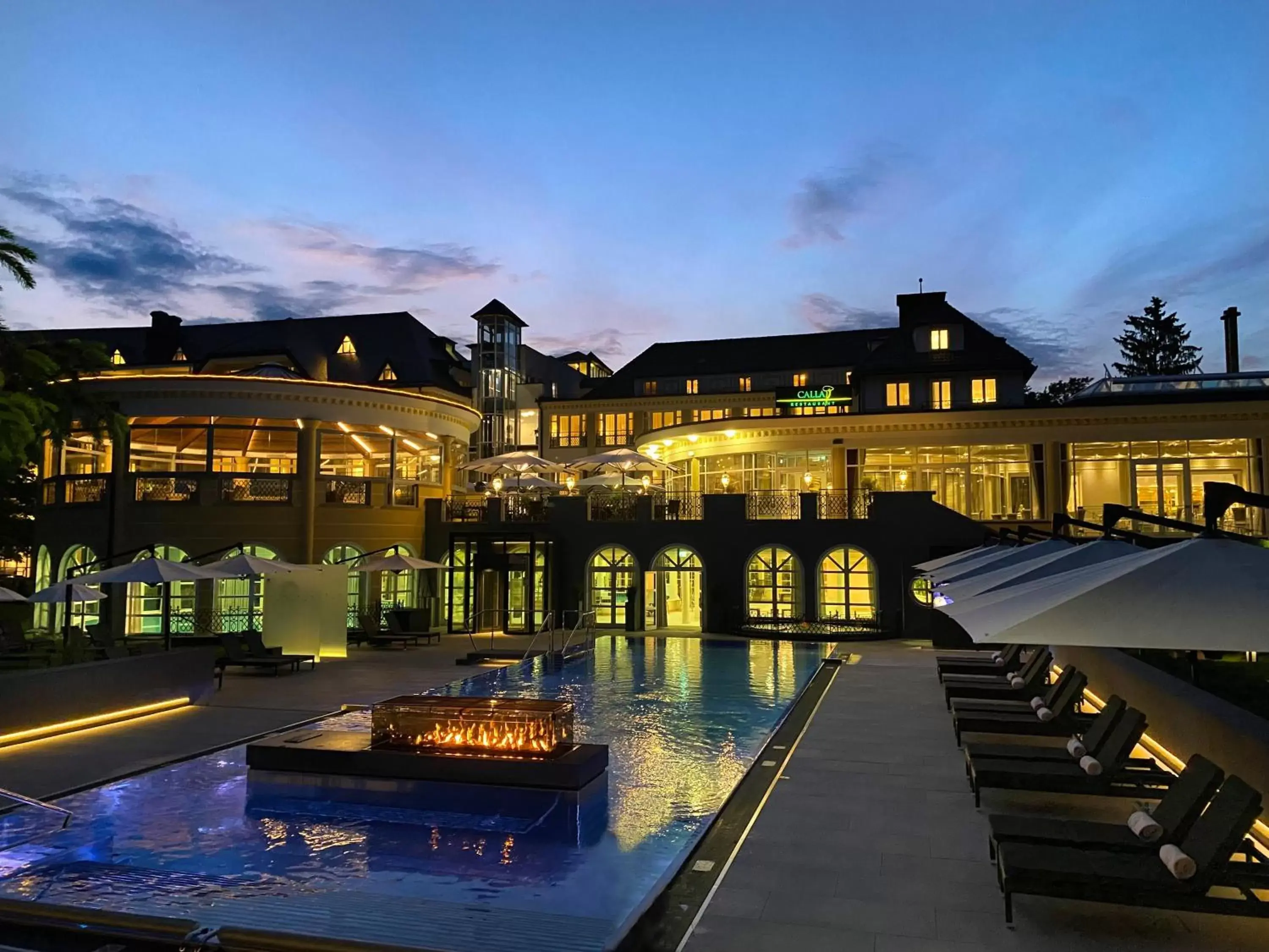 Property building, Swimming Pool in Steigenberger Hotel Der Sonnenhof